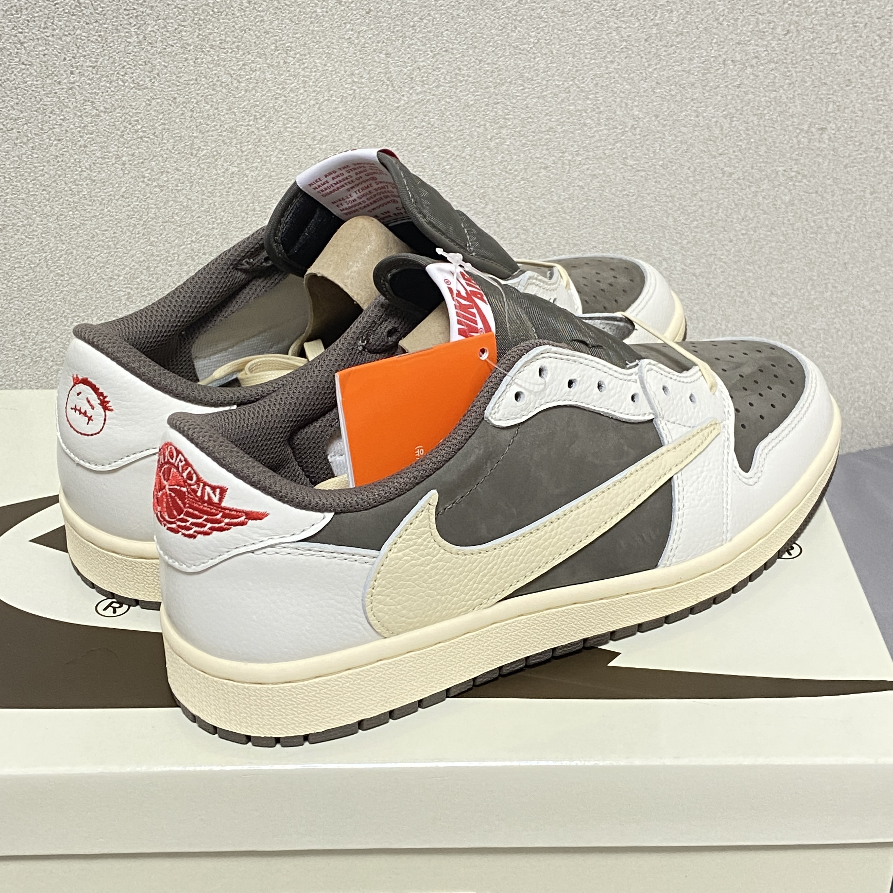 Jordan 1 x Travis Scott Retro Low OG SP Sail and Ridgerock 착용 스타일