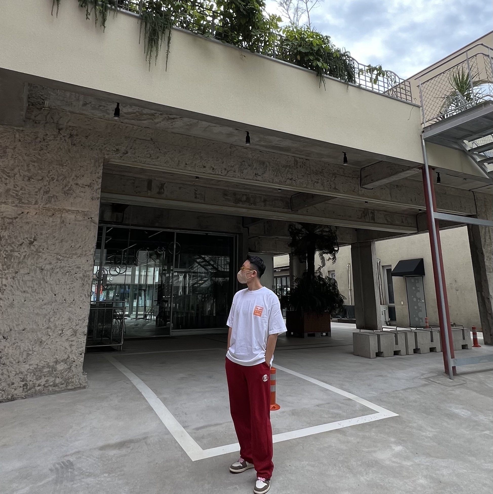 Jordan 1 x Travis Scott Retro High OG SP Mocha, IAB Studio x Obey Eyes Icon T-Shirt White 착용 스타일 - 2