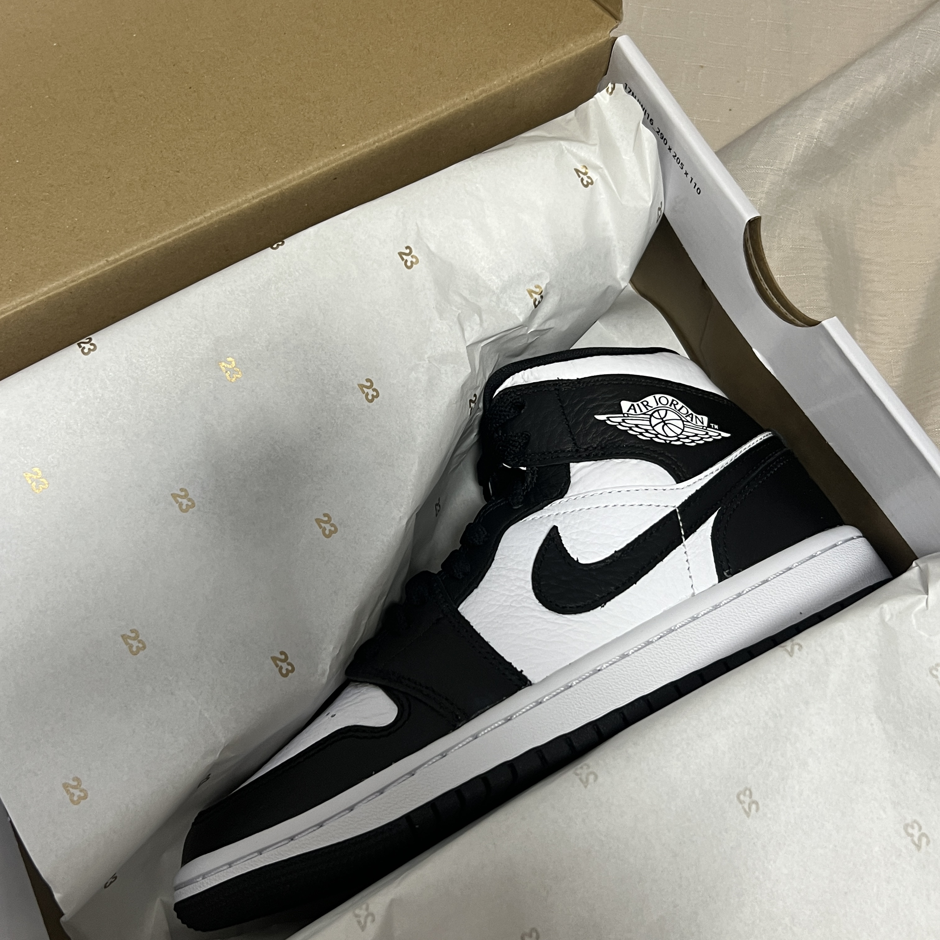 (W) Jordan 1 Mid SE Black White 착용 스타일 - 1