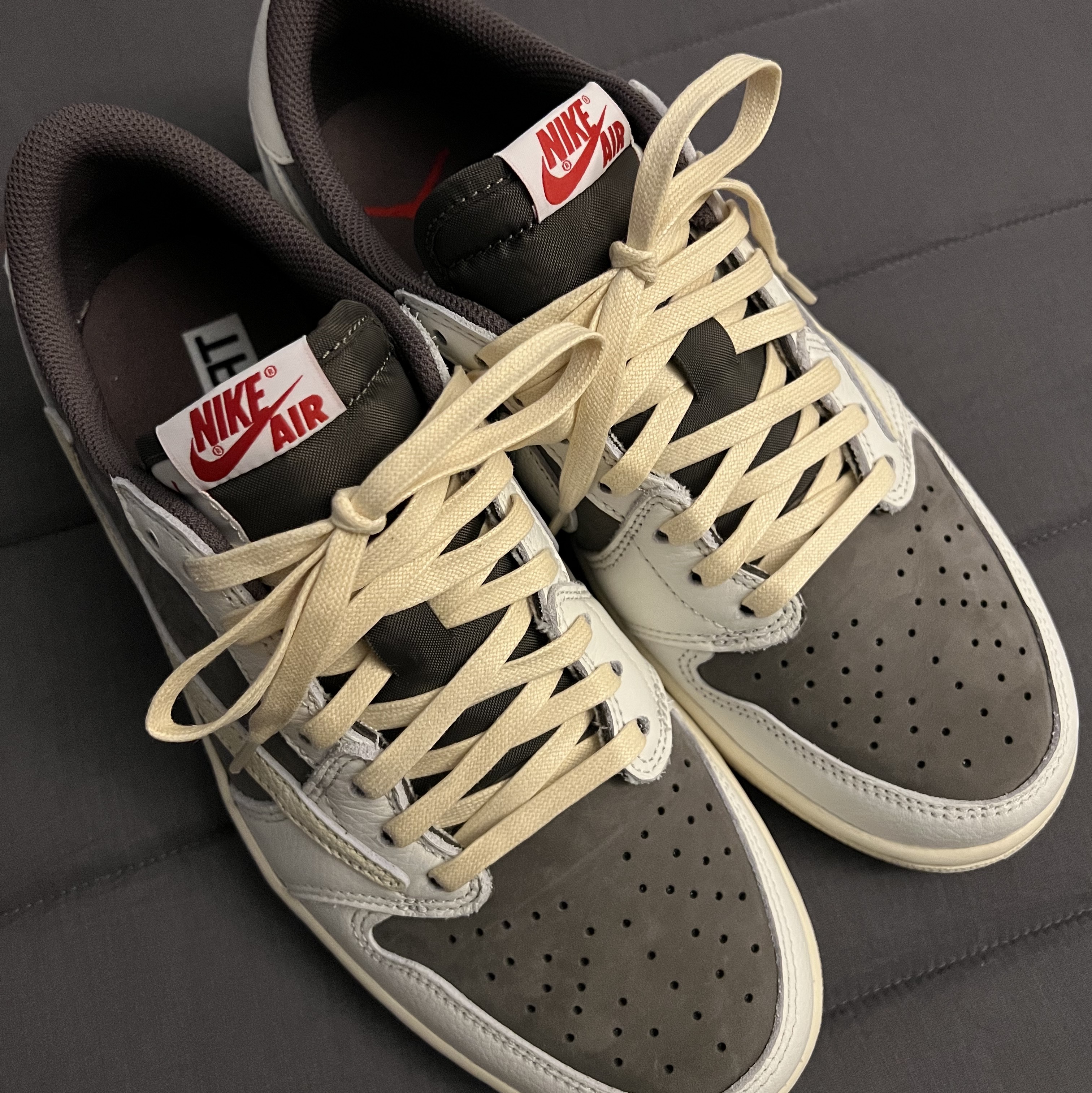 Jordan 1 x Travis Scott Retro Low OG SP Sail and Ridgerock 착용 스타일