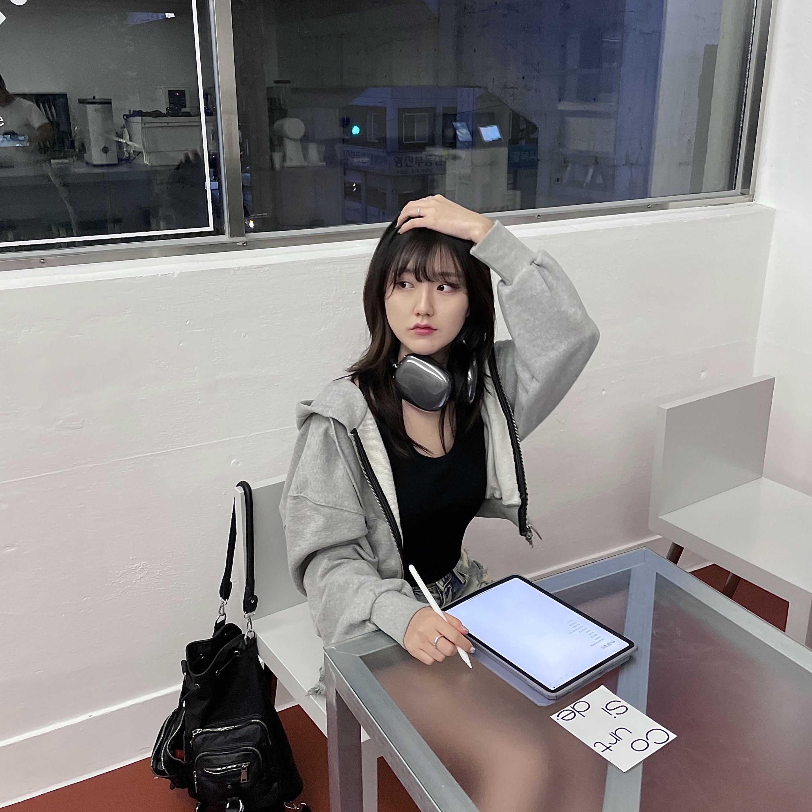 Jordan 1 Mid Light Smoke Grey Anthracite, Apple AirPods Max Lightning Space Gray (Korean Ver.) 착용 스타일 - 2