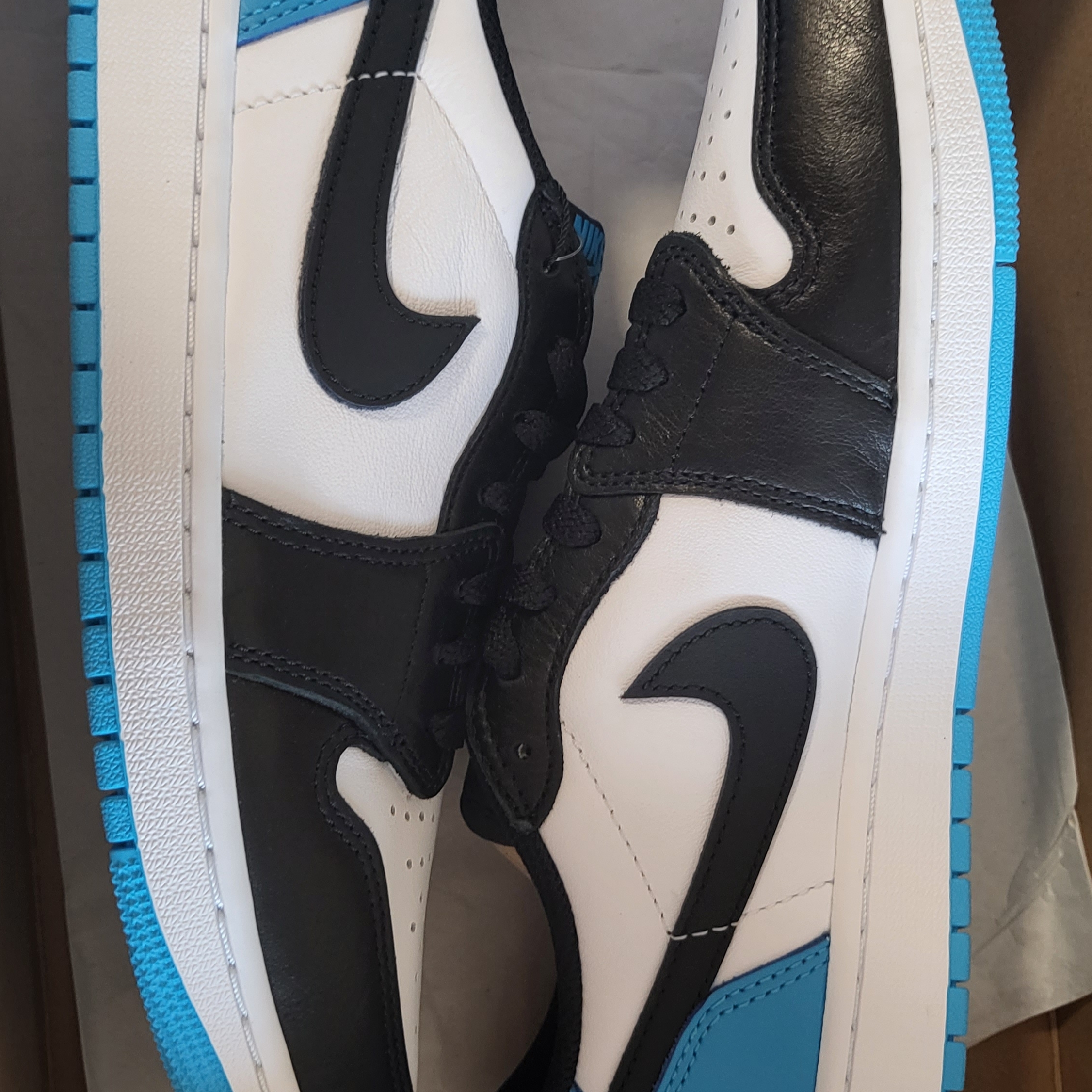 Jordan 1 Retro Low OG Black and Dark Powder Blue 착용 스타일