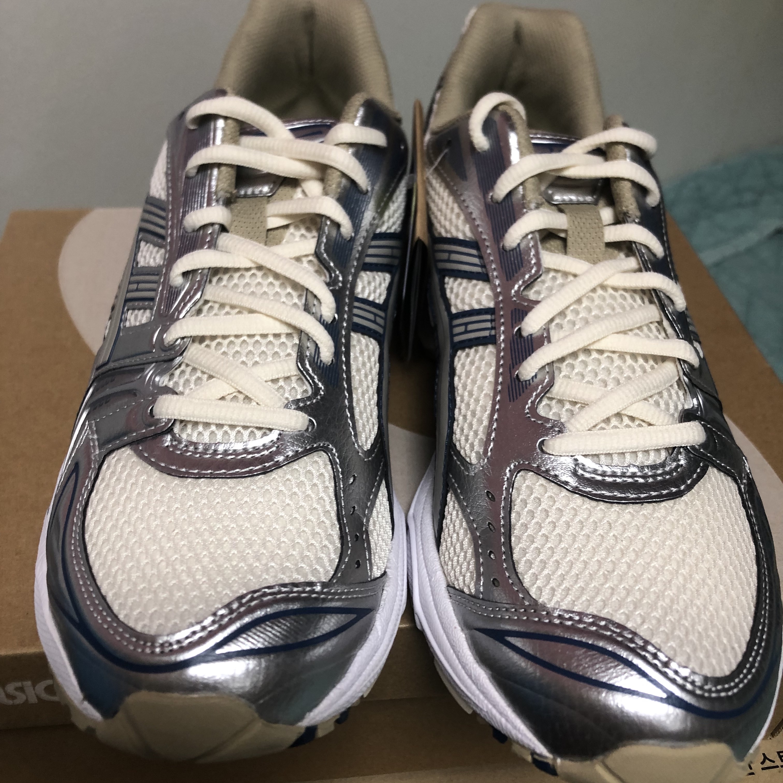 Asics Gel-Kayano 14 Cream Pure Silver 착용 스타일 - 1