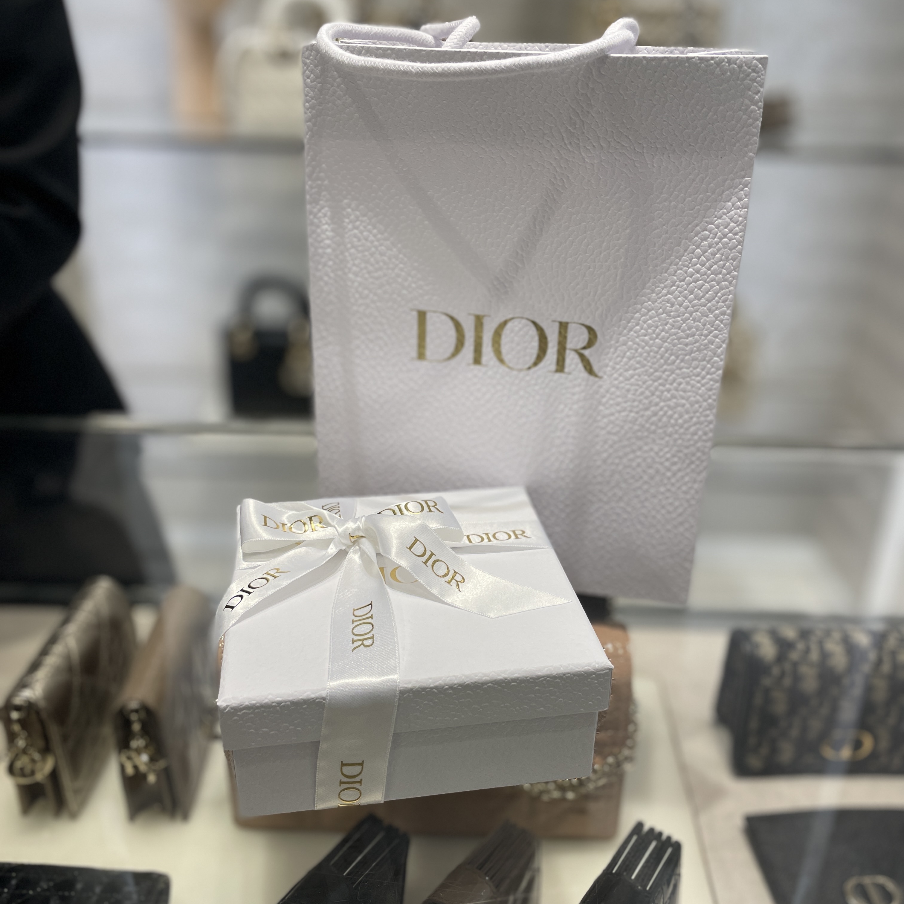 Dior 30 Montaigne Card Holder Blue Dior Oblique Jacquard 착용 스타일 - 3