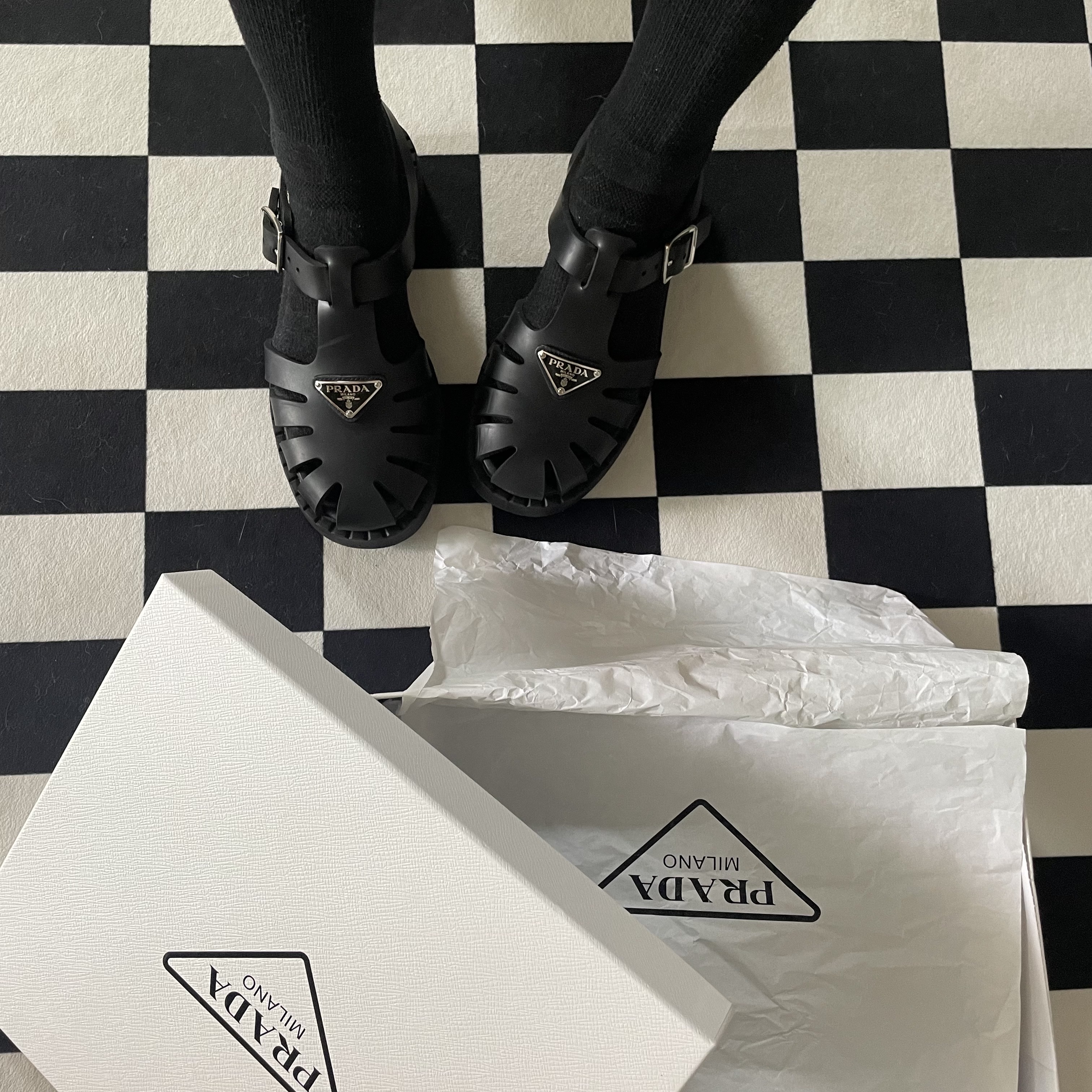 (W) Prada Rubber Sandal Black 착용 스타일