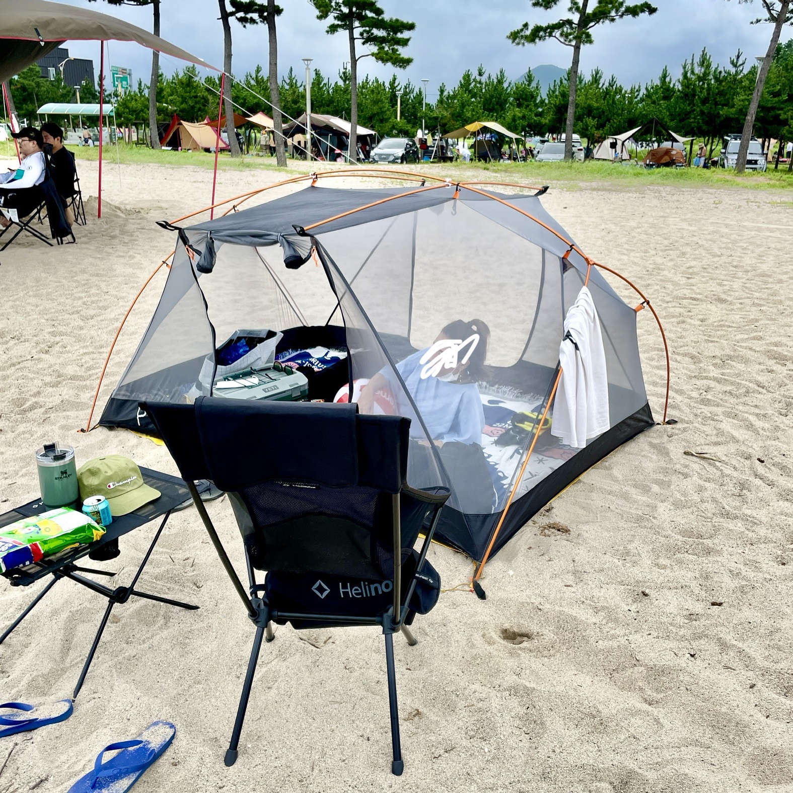 Helinox Sunset Chair All Black - Renewal Ver. 착용 스타일