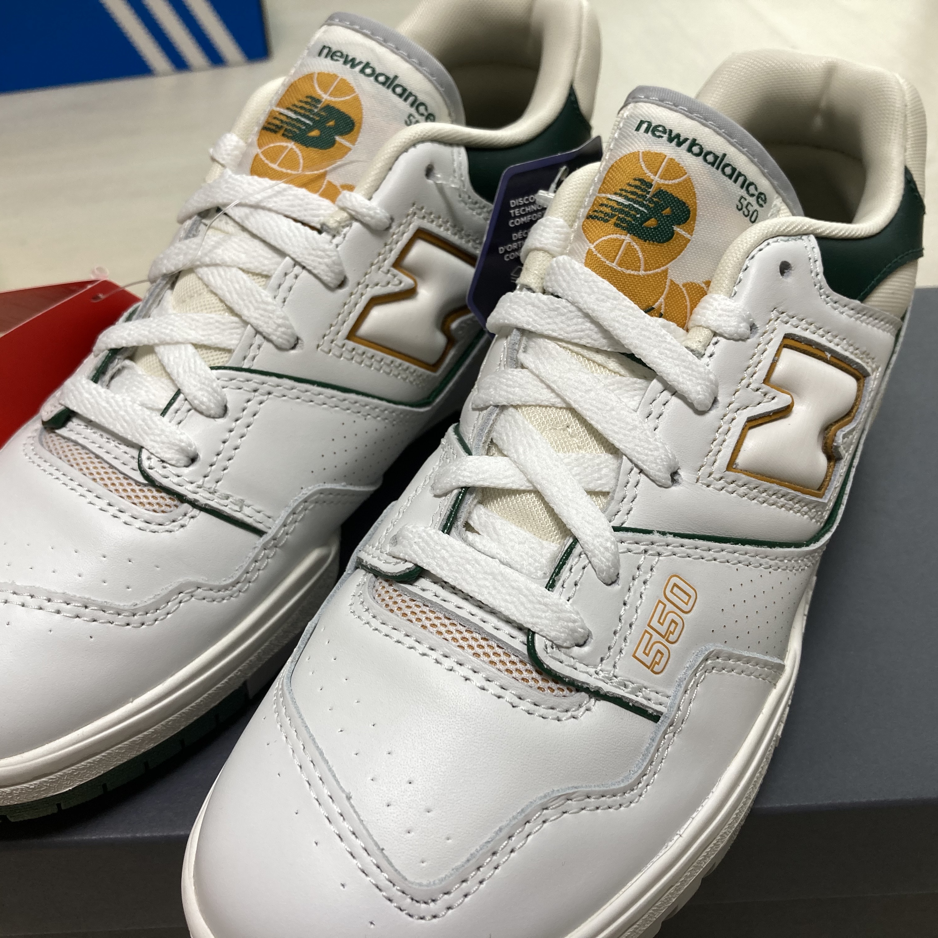 New Balance 550 White Nightwatch Green - 2E Wide 착용 스타일