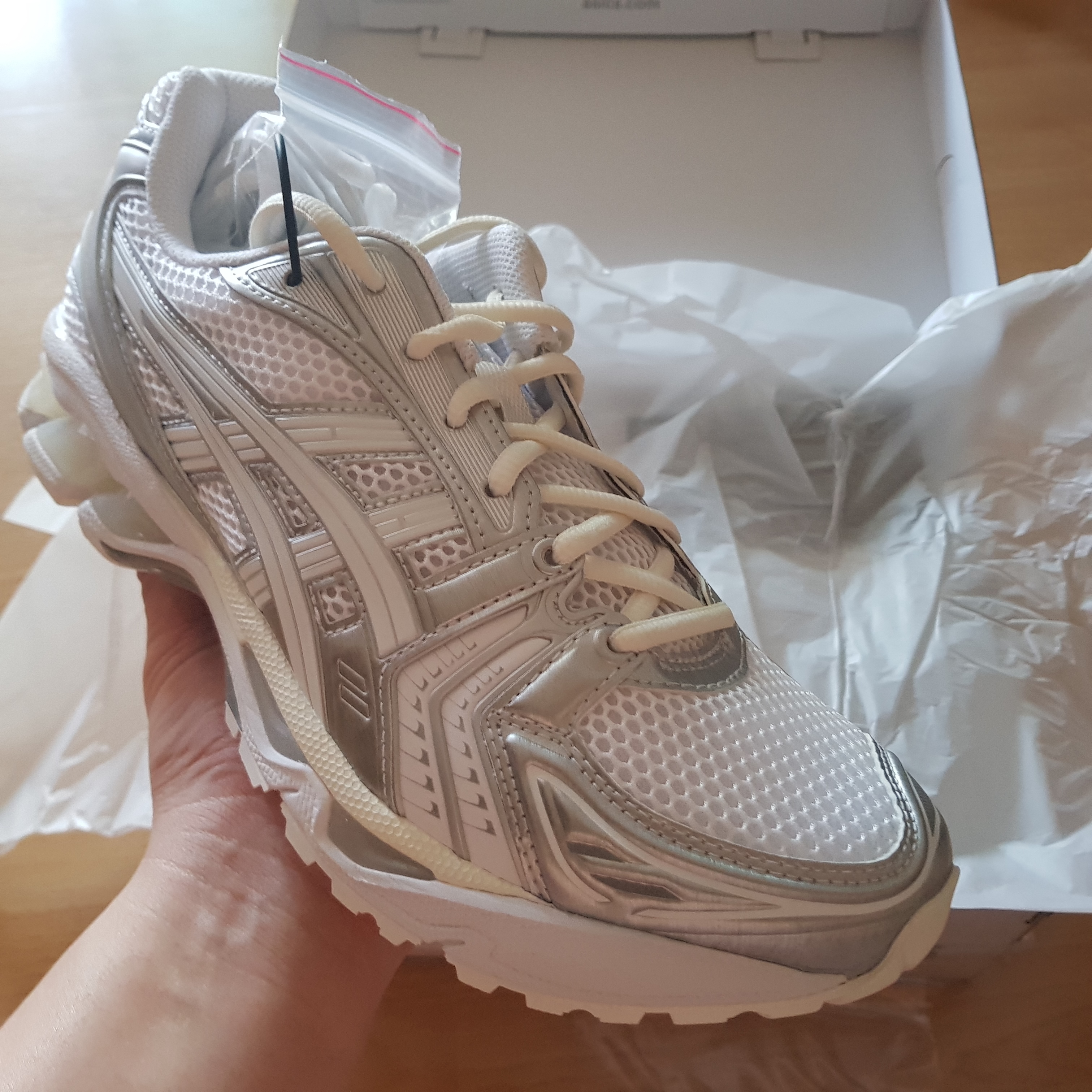 Asics x JJJJound Gel-Kayano 14 Silver White 착용 스타일 - 2