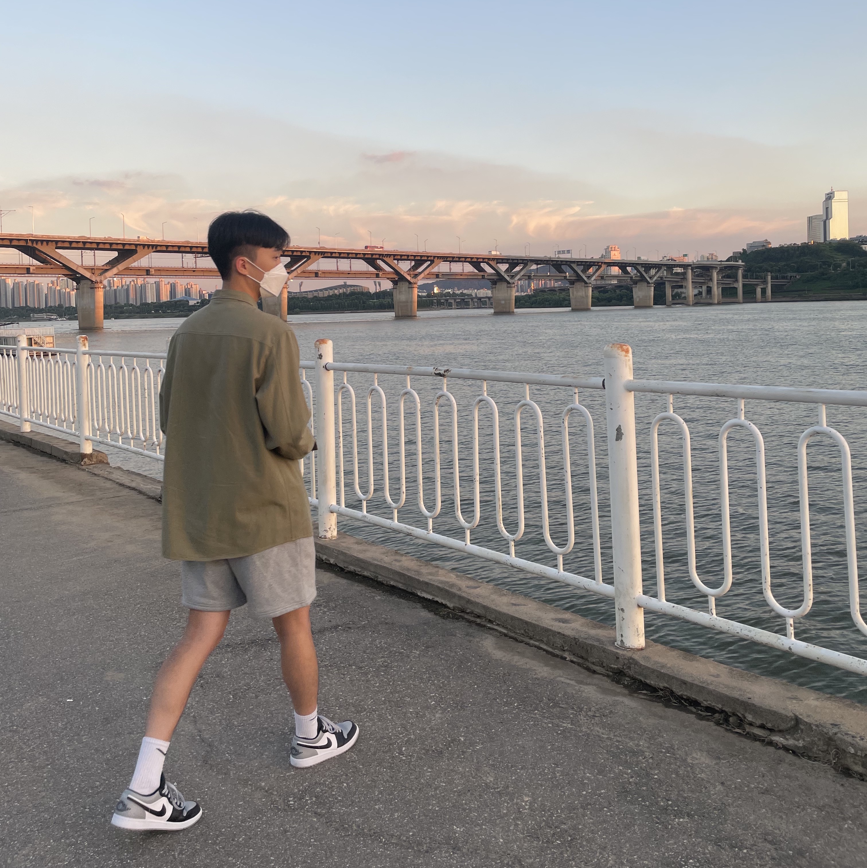 Jordan 1 Low Light Smoke Grey Black, Nike NRG Solo Swoosh Fleece Shorts Dark Grey Heather - Asia 착용 스타일