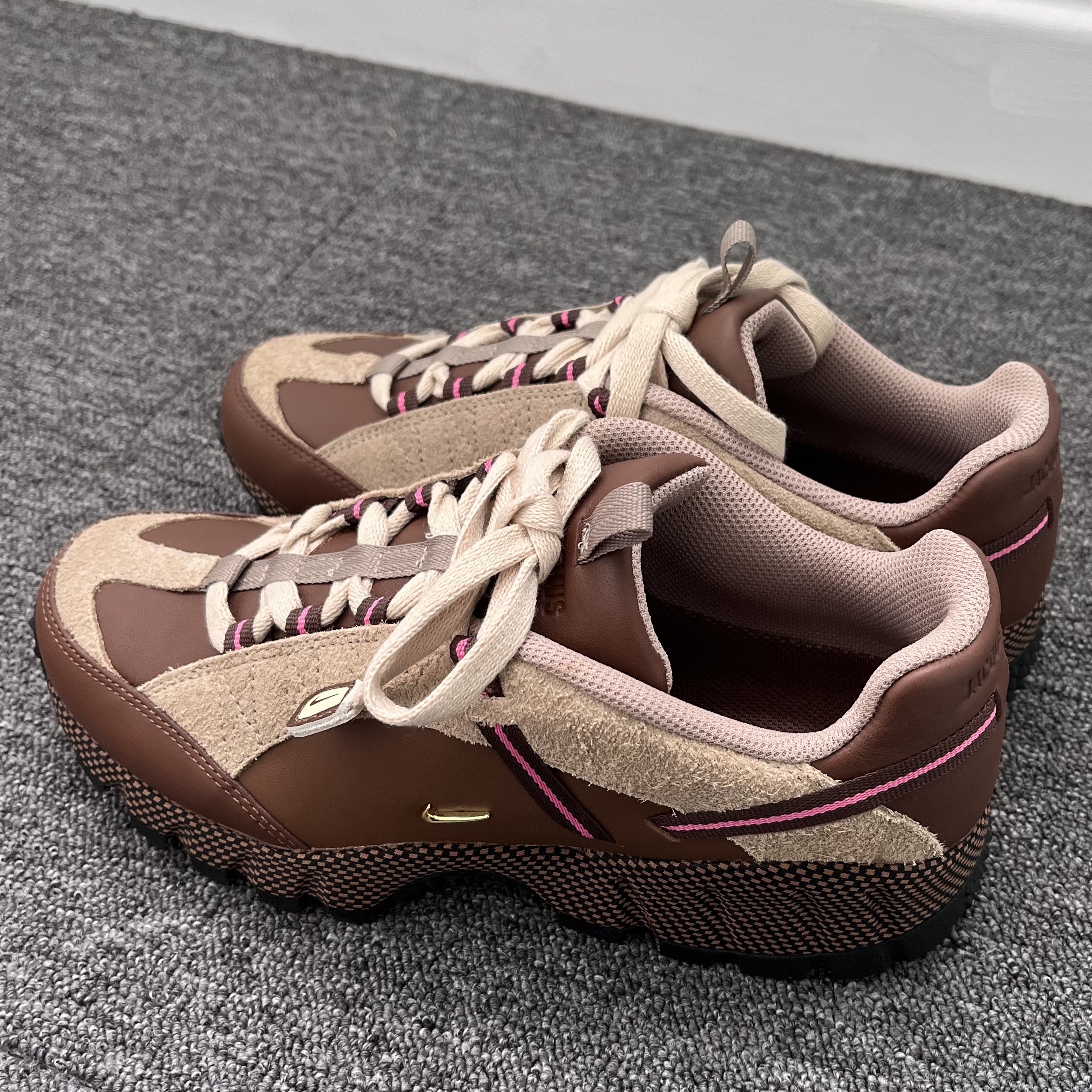 Nike x Jacquemus Air Humara LX Ale Brown and Gold 착용 스타일 - 3