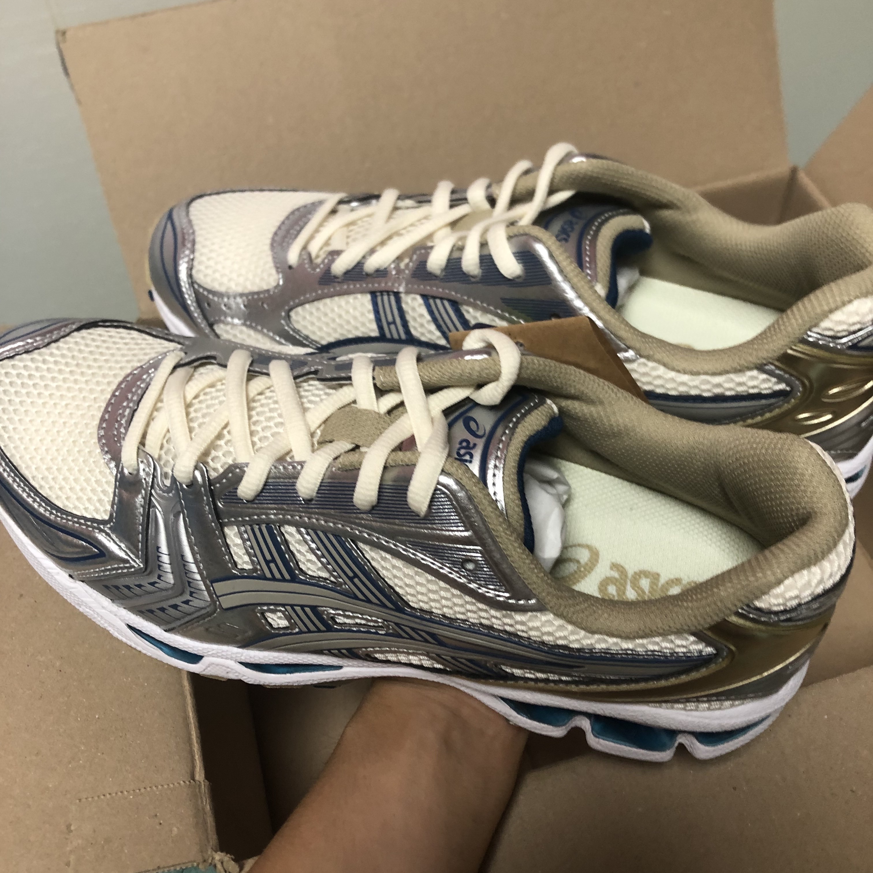 Asics Gel-Kayano 14 Cream Pure Silver 착용 스타일 - 3