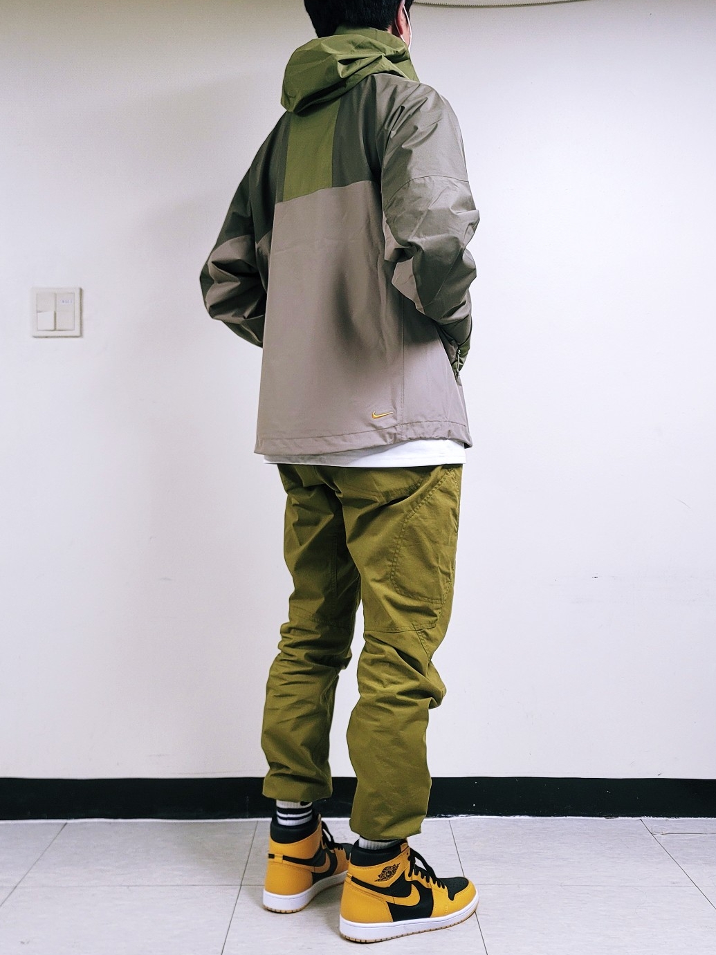 Nike ACG Storm-Fit ADV Cascade Rains Full Zip Shell Jacket Medium Olive - Asia, Jordan 1 Retro High OG Pollen 착용 스타일 - 1