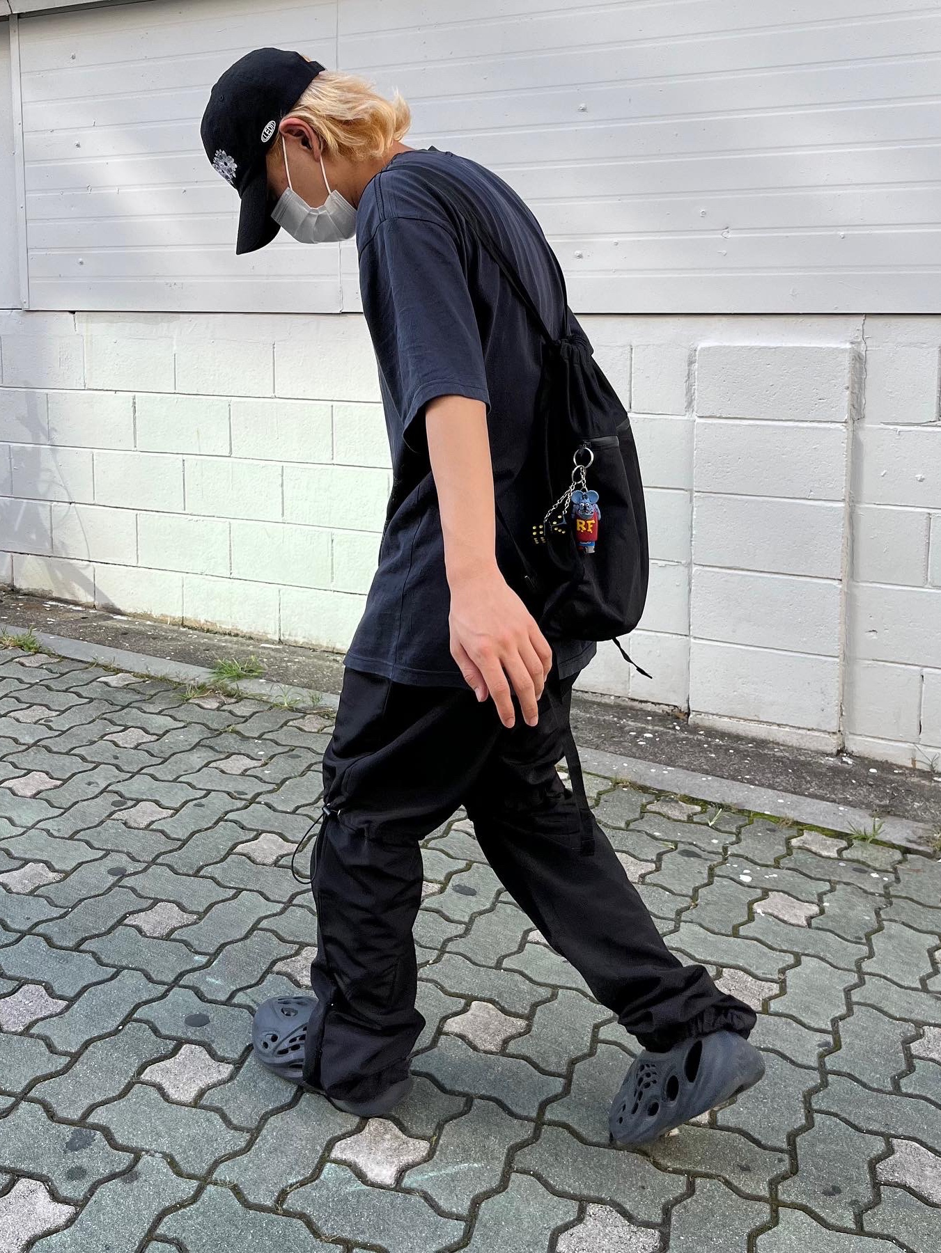 Adidas Yeezy Foam RNNR Onyx 착용 스타일 - 3