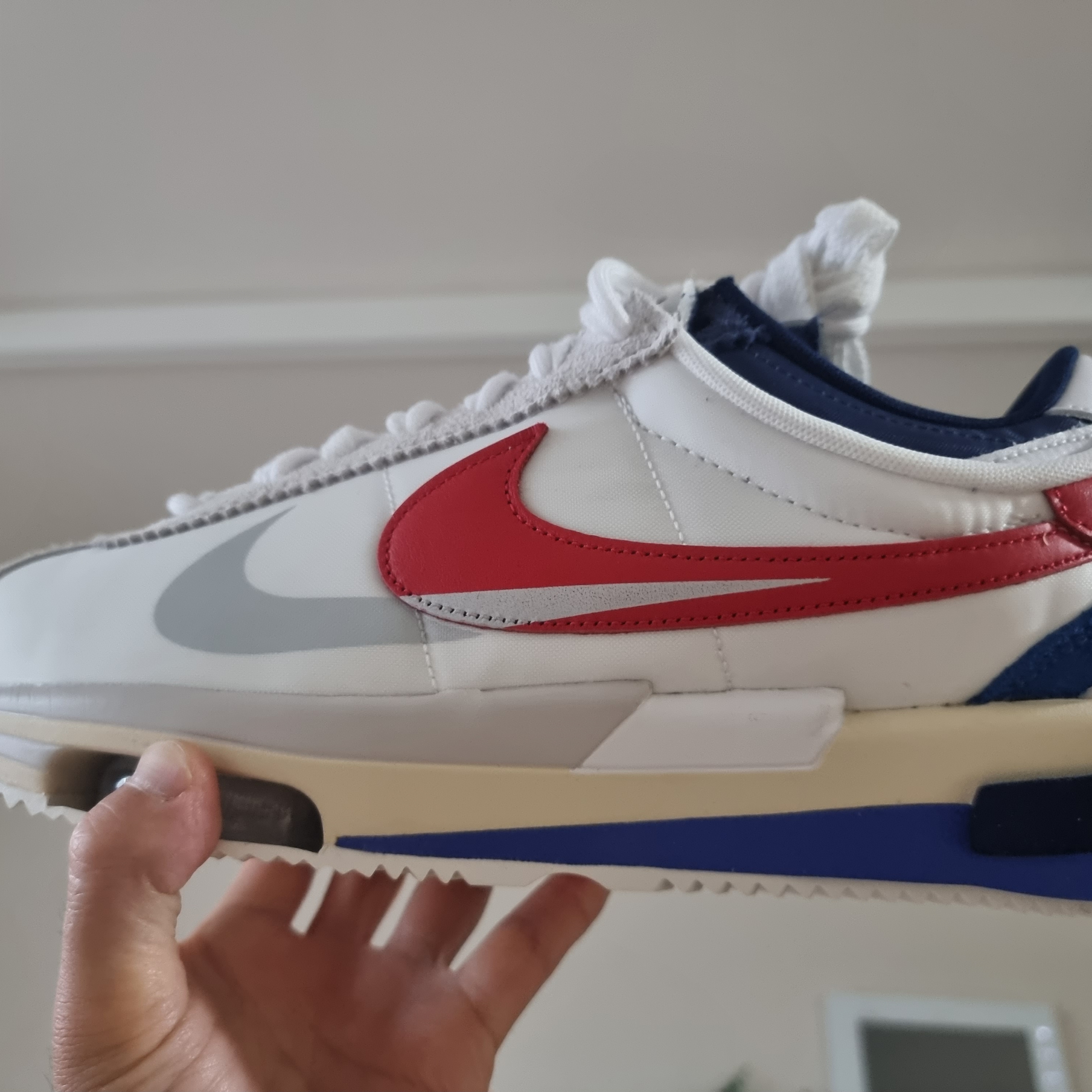 Nike x Sacai Zoom Cortez SP White and University Red 착용 스타일 - 2