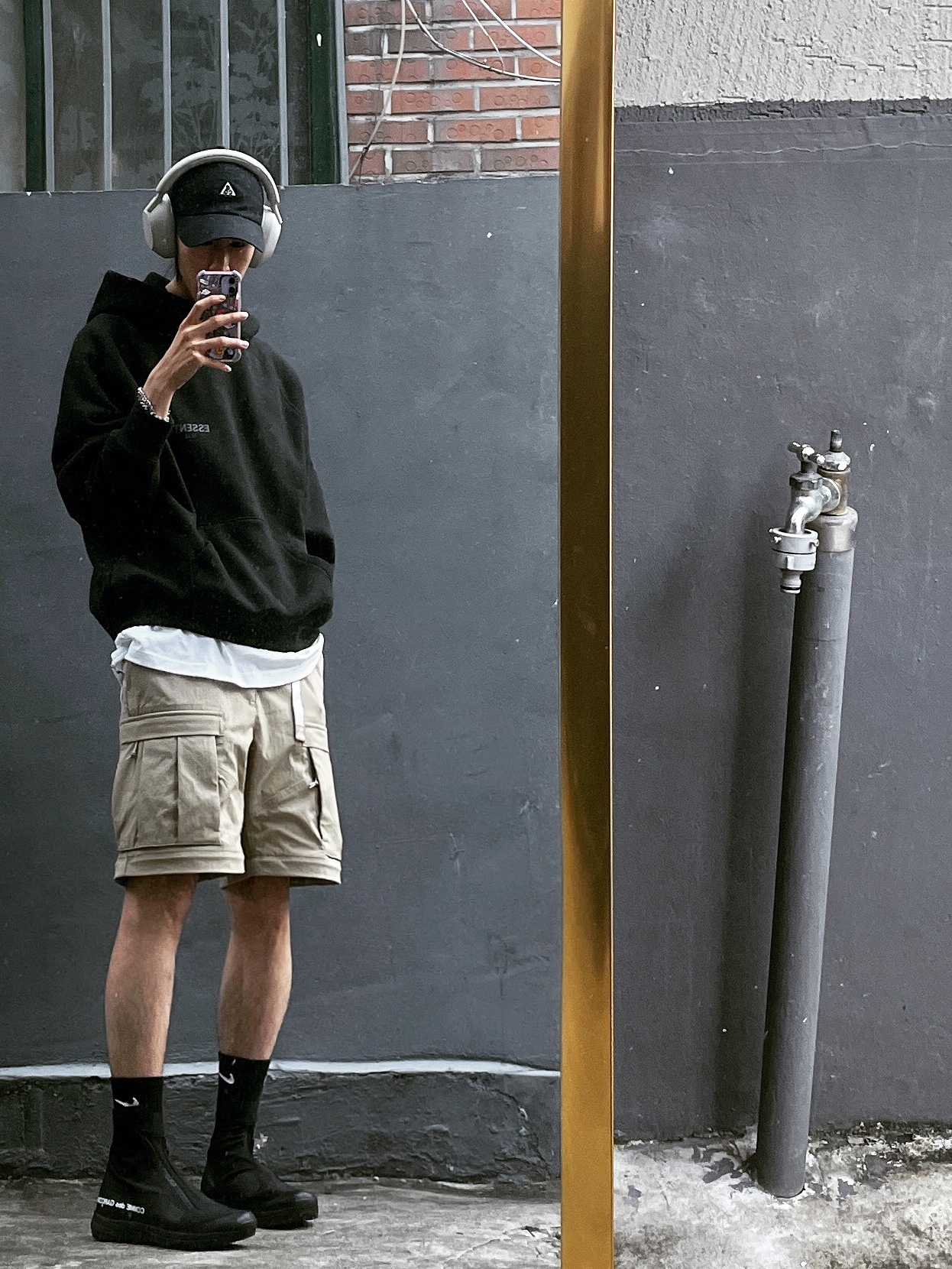 Salomon x Comme des Garcons XA-Alpine 2 Black, Essentials The Core Collection Pullover Hoodie Black 착용 스타일