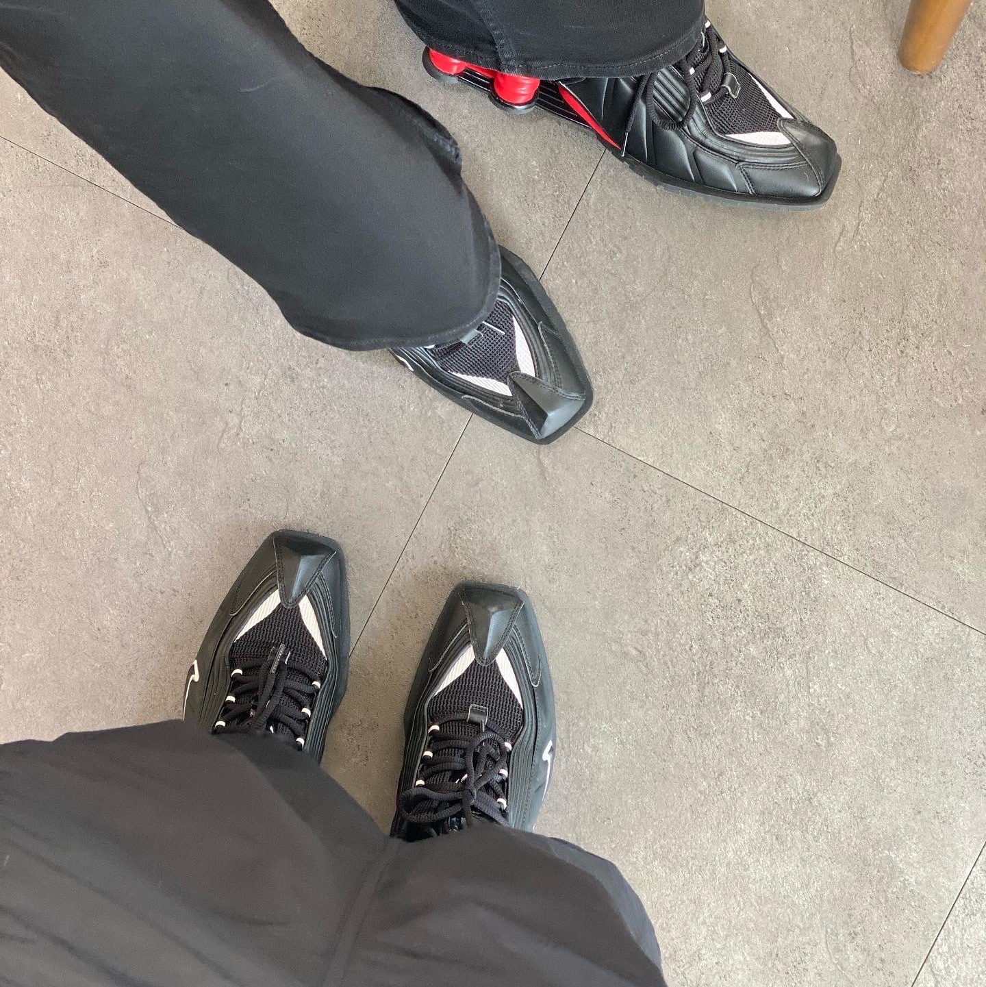 Nike x Martine Rose Shox MR4 Black 착용 스타일 - 4