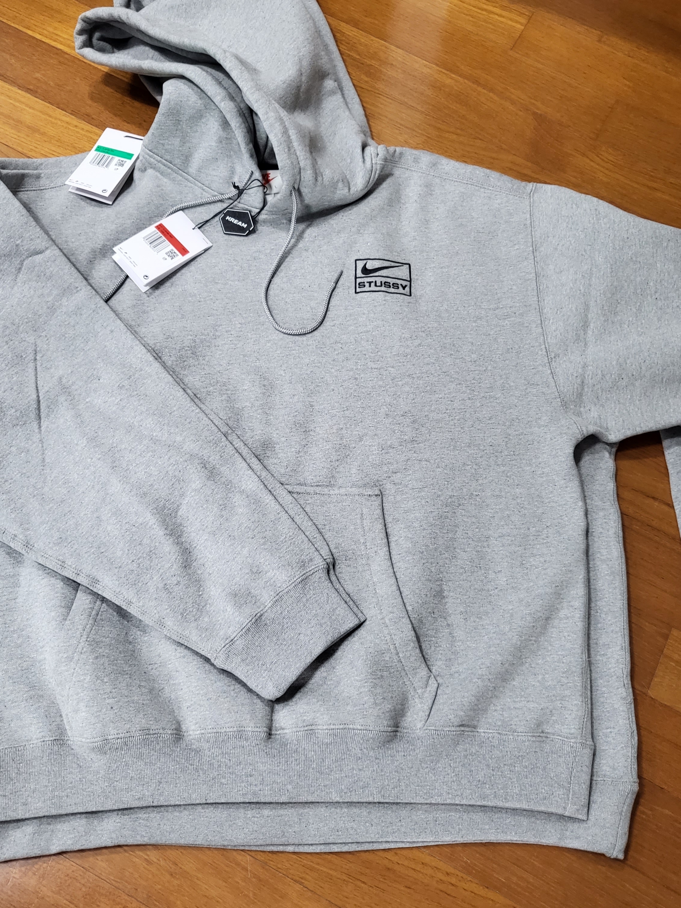 Nike x Stussy NRG RA Pullover Hoodie Dark Grey Heather (DJ9488-063), Nike x Stussy NRG RA Fleece Pants Dark Grey Heather (DJ9490-063) 착용 스타일 - 1