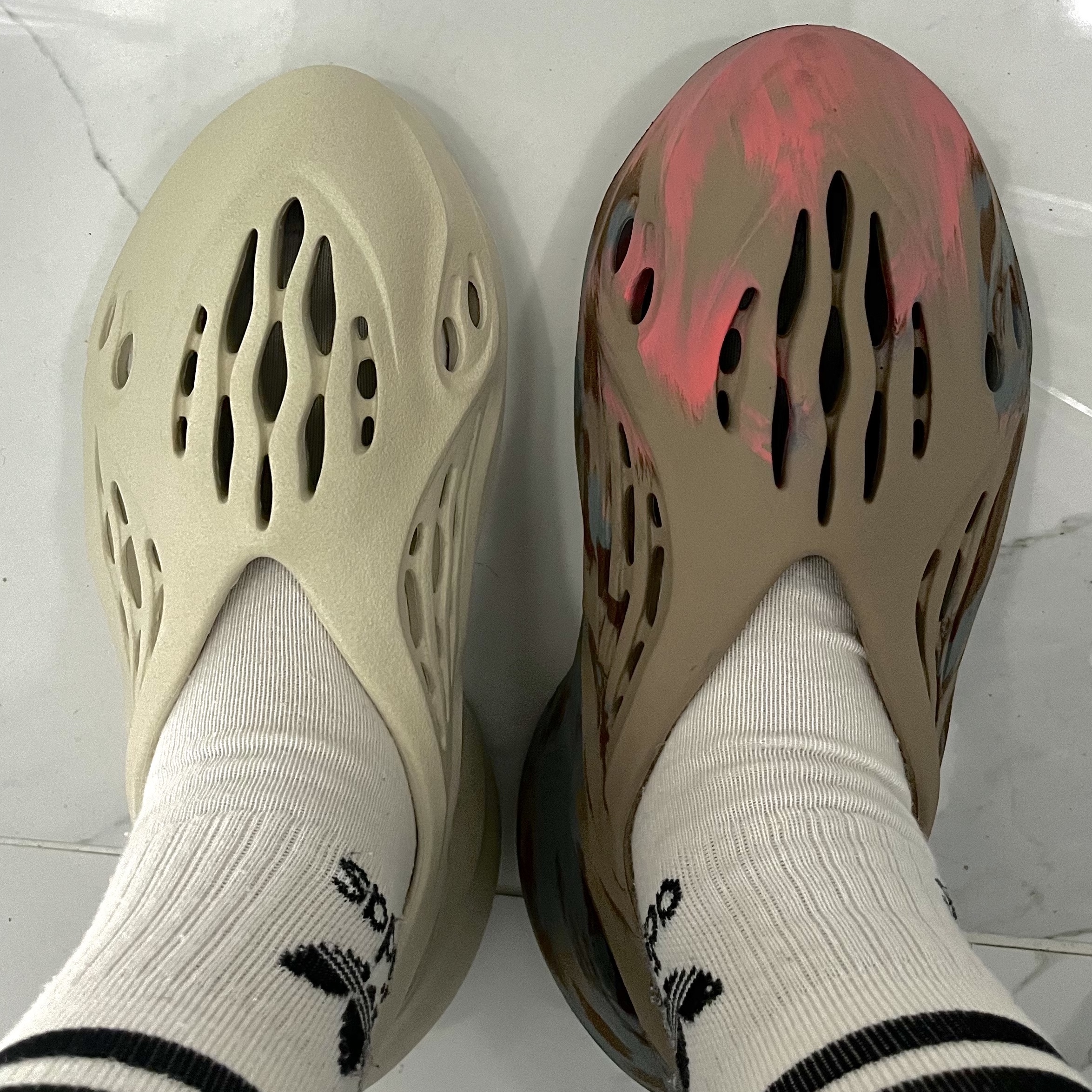 Adidas Yeezy Foam RNNR Sand, Adidas Yeezy Foam RNNR MX Sand Grey 착용 스타일 - 1