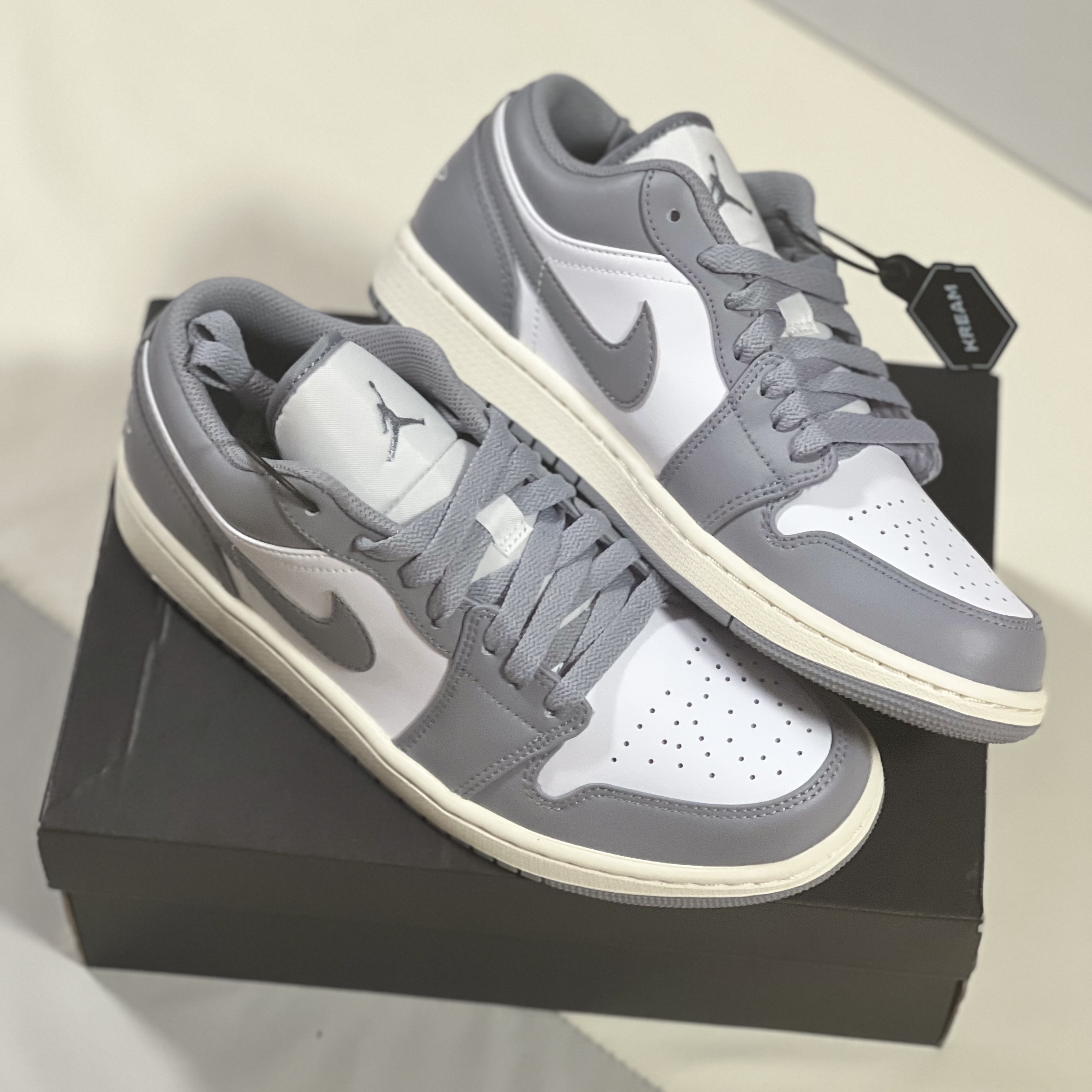 Jordan 1 Low Stealth and White 착용 스타일