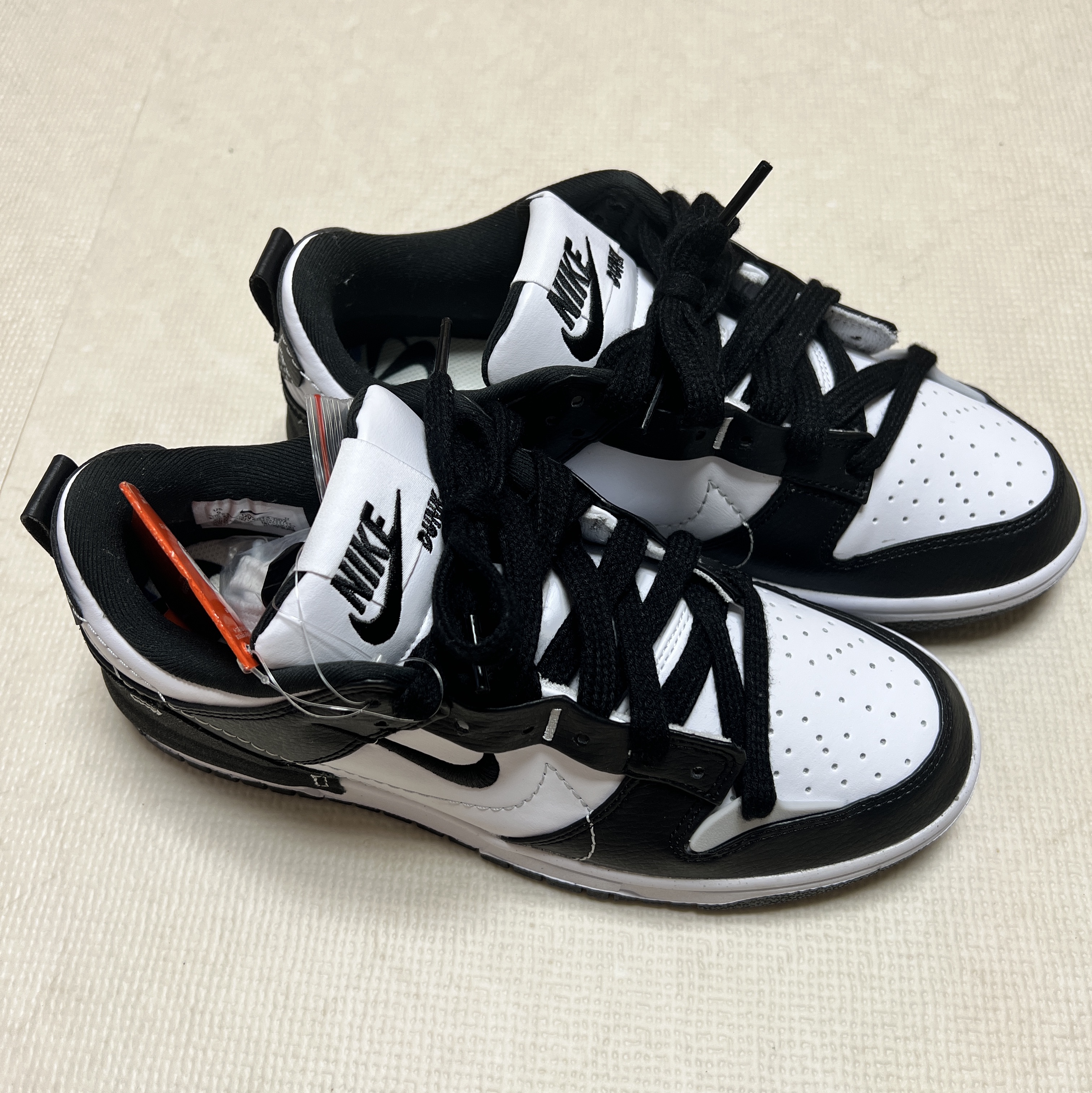 (W) Nike Dunk Low Disrupt 2 Black White 착용 스타일 - 2