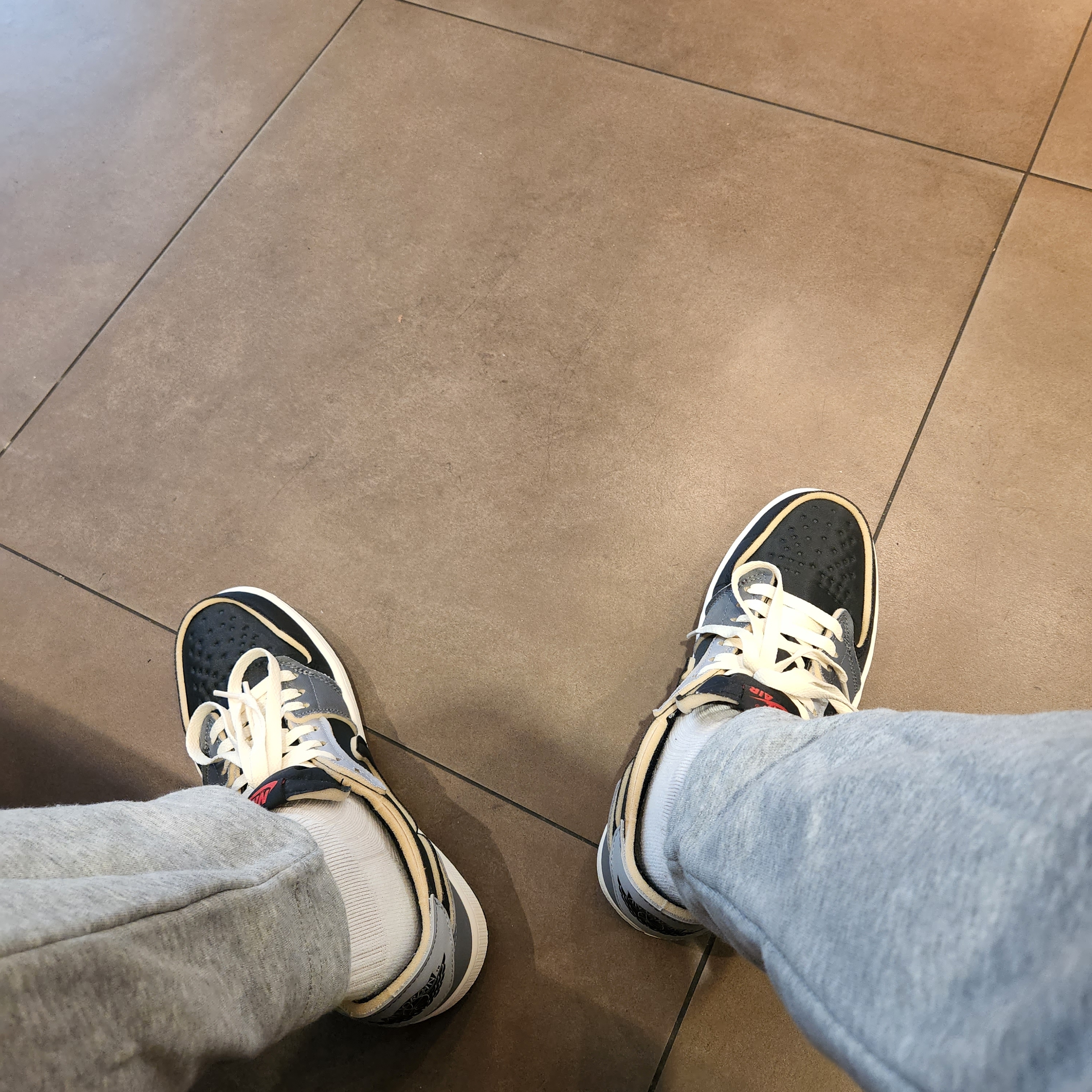 Jordan 1 Retro Low OG EX Black and Smoke Grey 착용 스타일