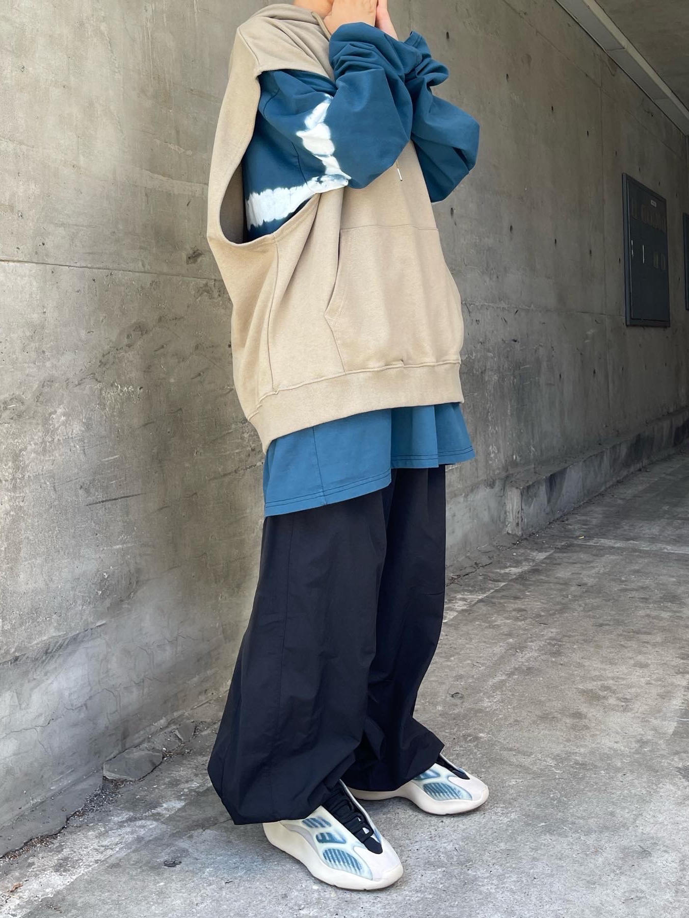 Adidas Yeezy 700 V3 Kyanite 착용 스타일 - 2