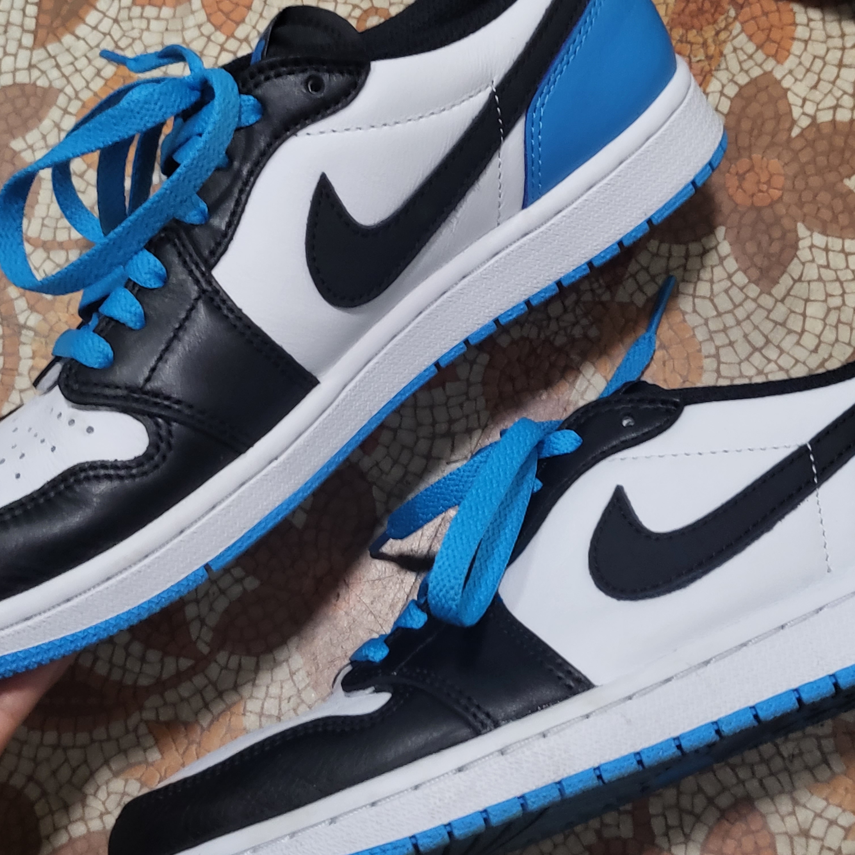 Jordan 1 Retro Low OG Black and Dark Powder Blue 착용 스타일