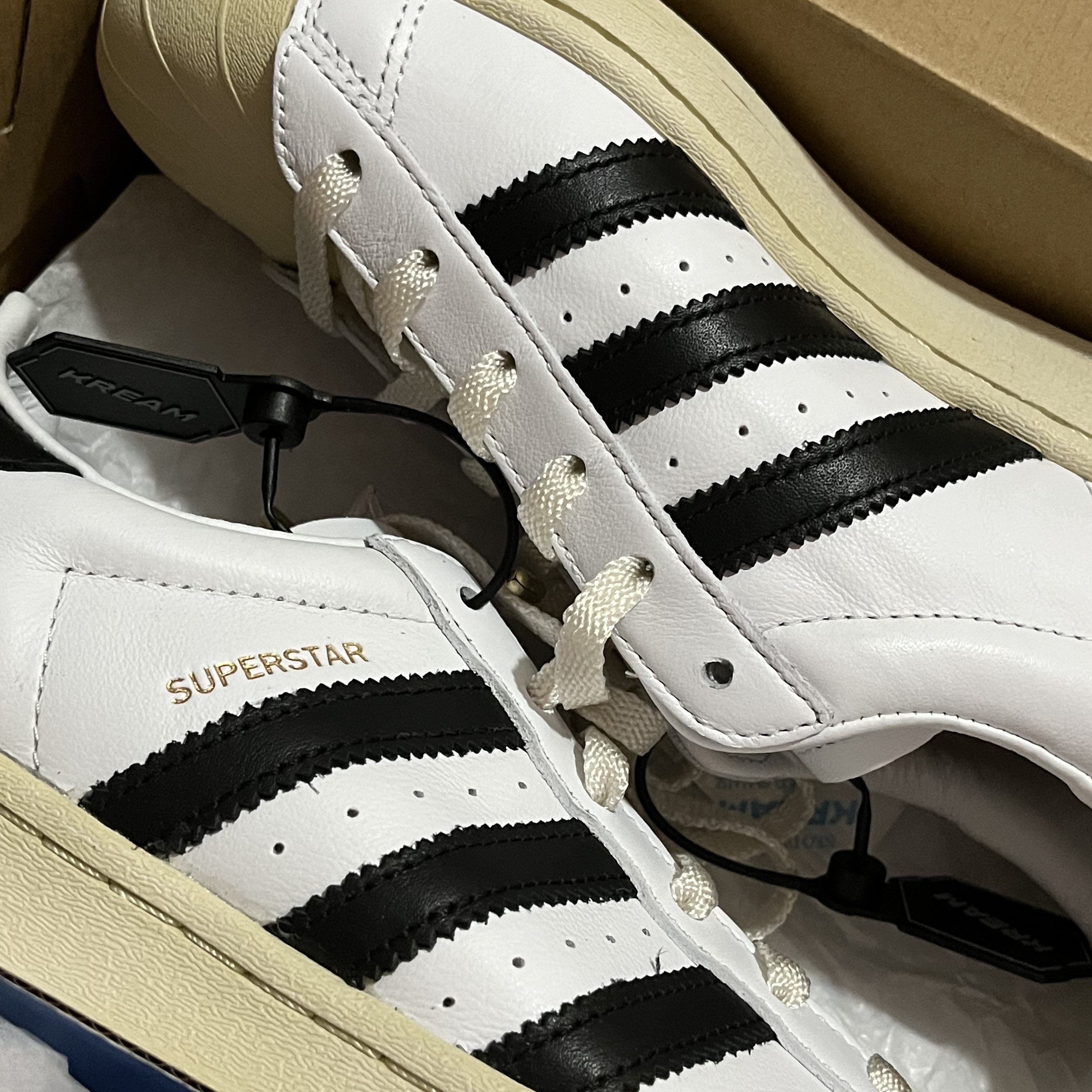Adidas Superstar Premium White Black 착용 스타일