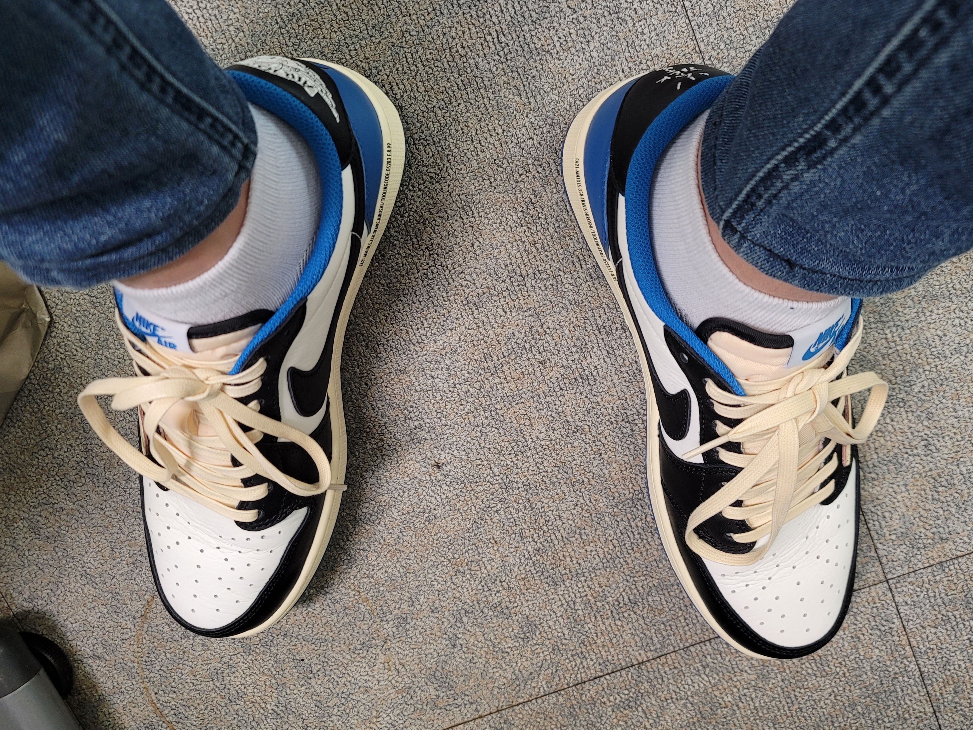 Jordan 1 x Travis Scott x Fragment Retro Low OG SP Military Blue 착용 스타일 - 3