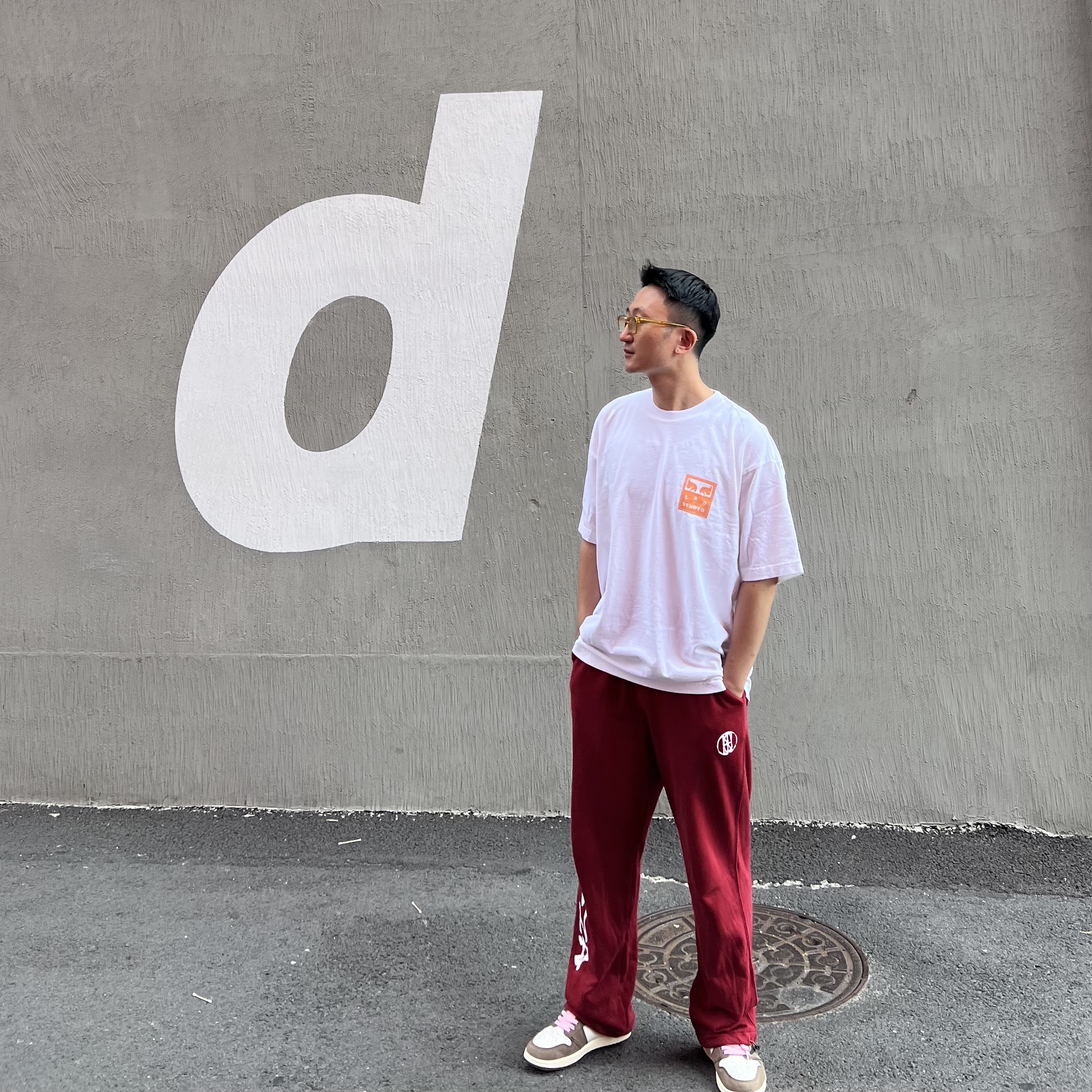 Jordan 1 x Travis Scott Retro High OG SP Mocha, IAB Studio x Obey Eyes Icon T-Shirt White 착용 스타일 - 1