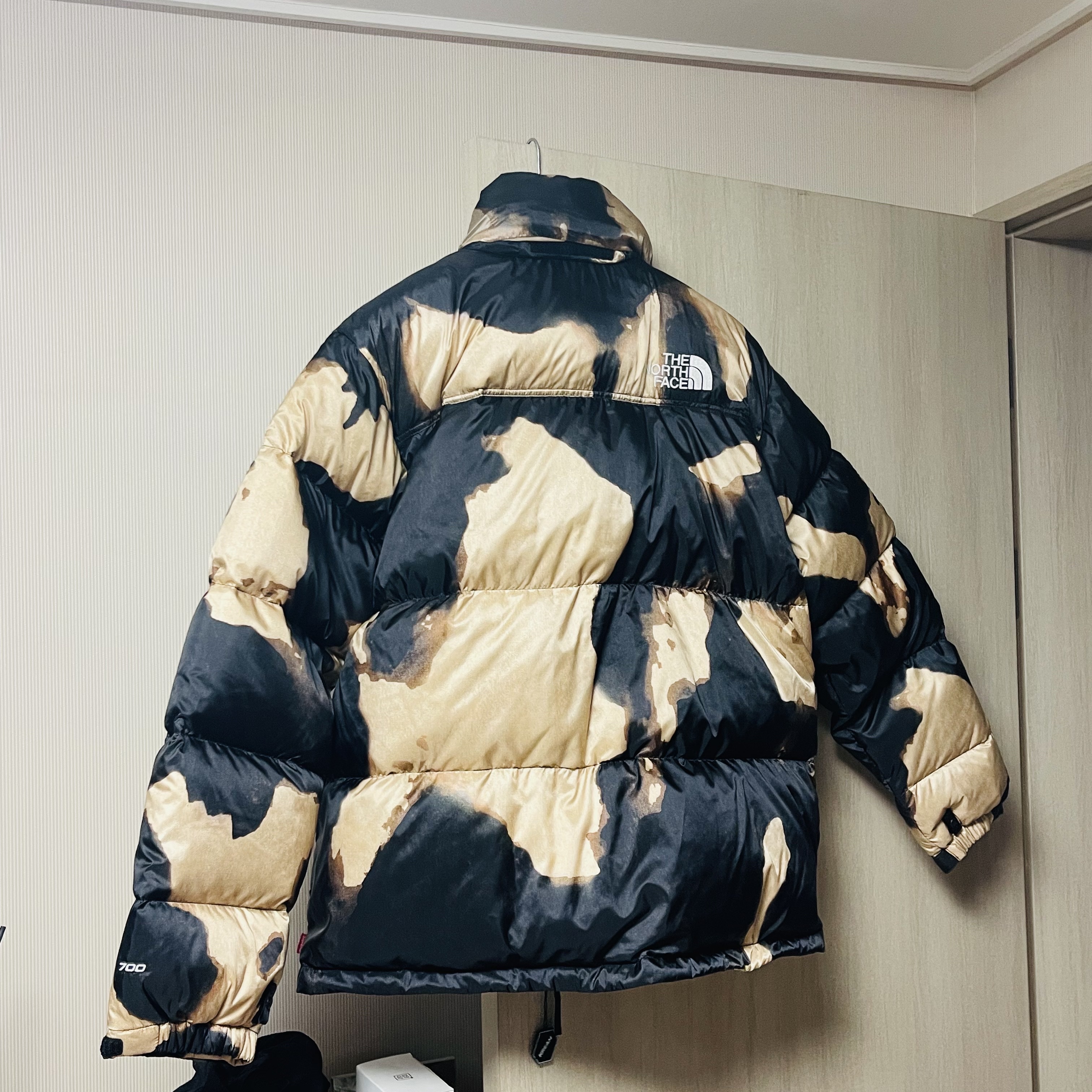 Supreme x The North Face Bleached Denim Print Nuptse Jacket Black - 21FW 착용 스타일 - 2