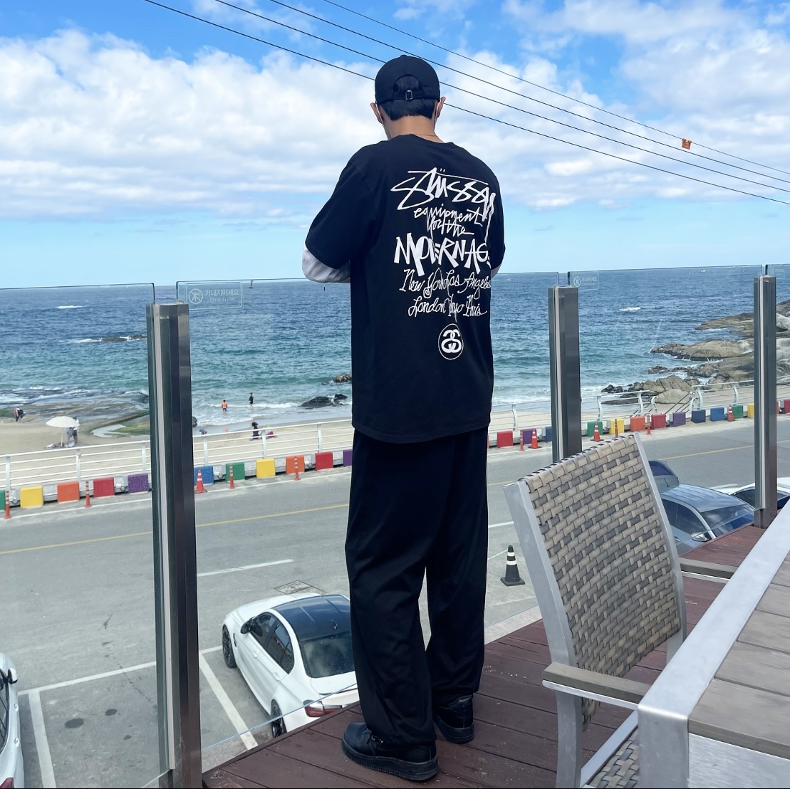 Stussy Modern Age T-Shirt Black, Nike Air Force 1 '07 Low Triple Black 착용 스타일