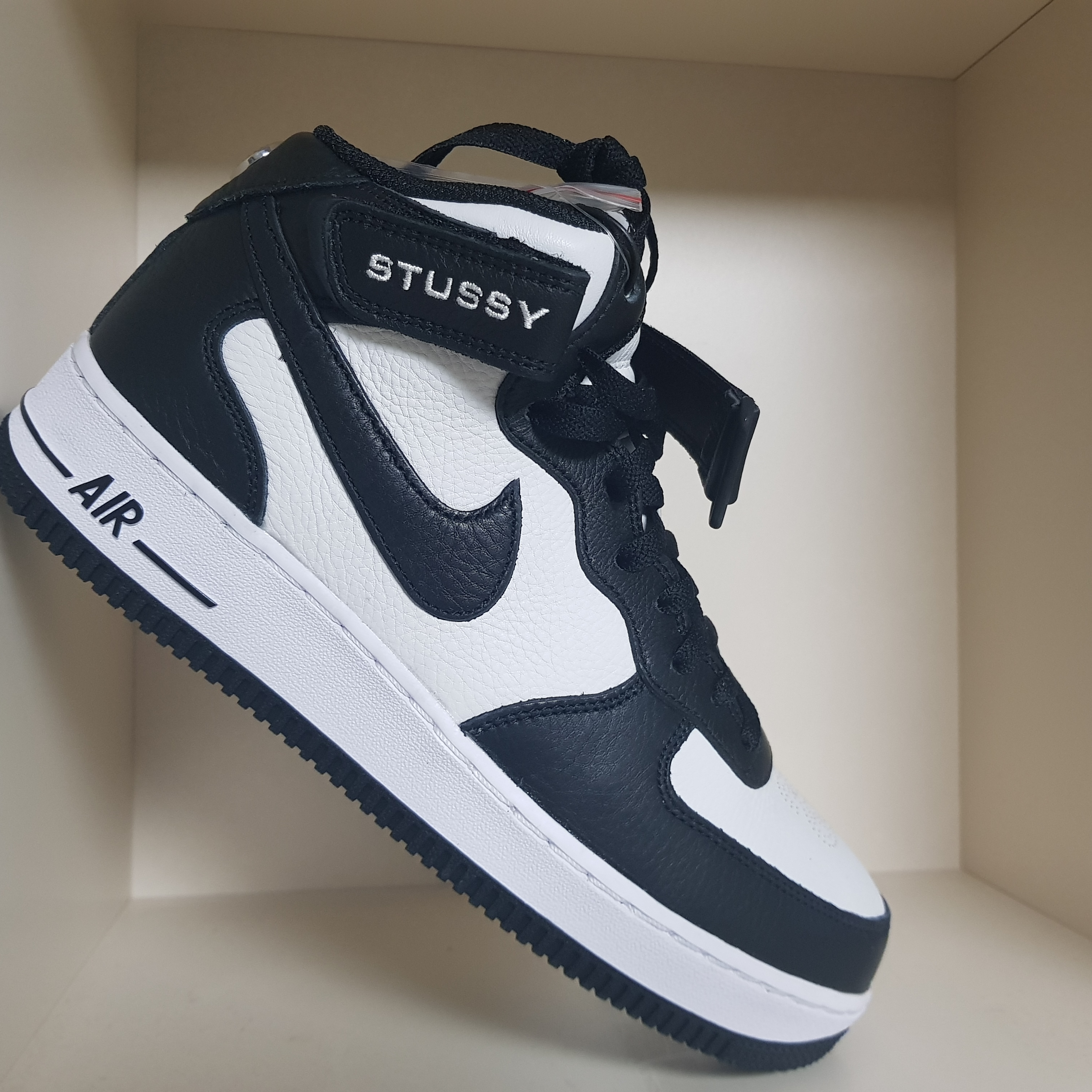 Nike x Stussy Air Force 1 '07 Mid SP Black and Light Bone 착용 스타일