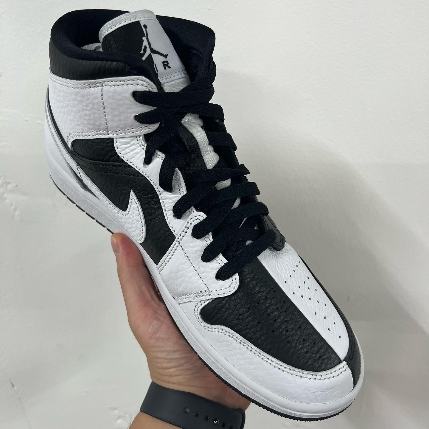 (W) Jordan 1 Mid SE Black White 착용 스타일