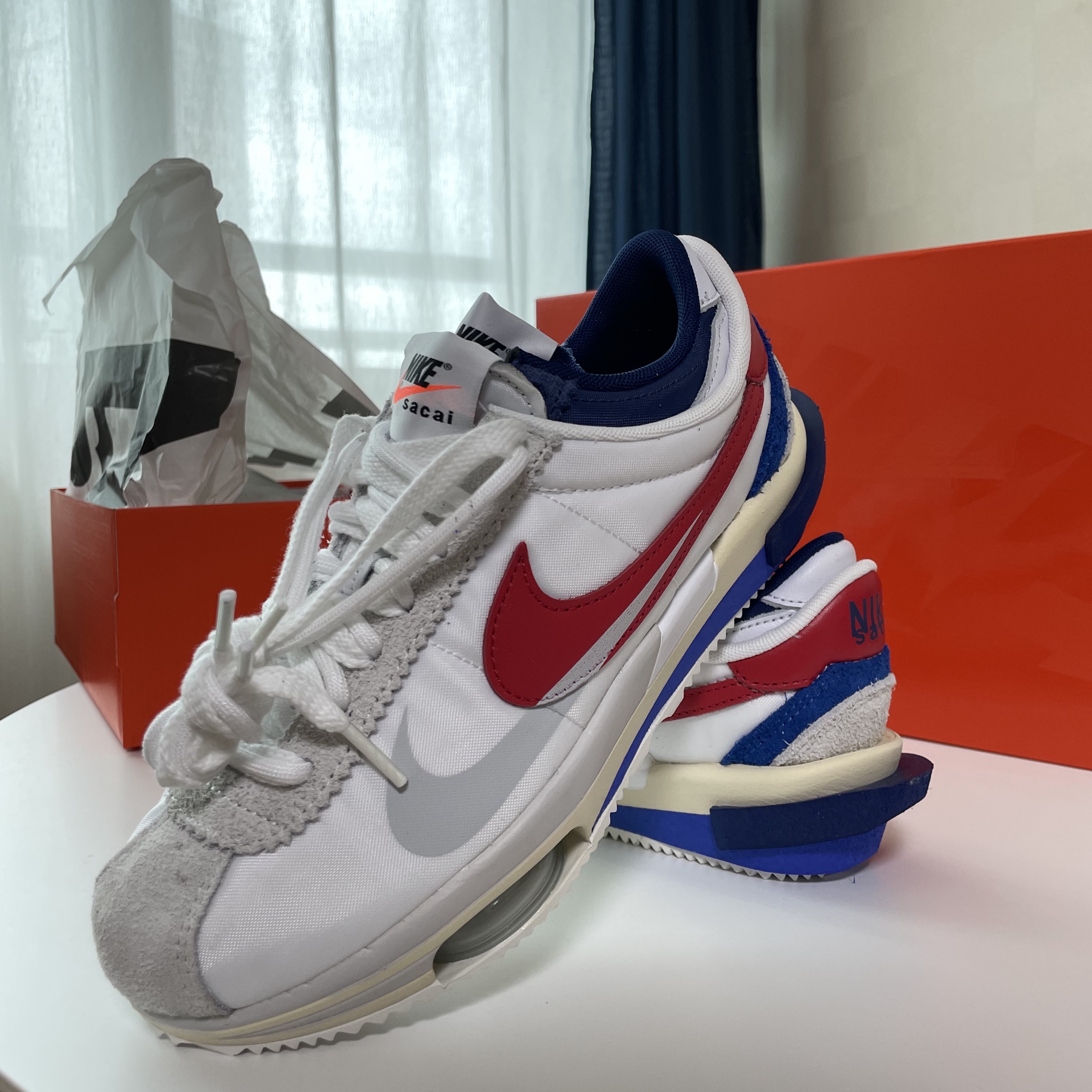 Nike x Sacai Zoom Cortez SP White and University Red 착용 스타일 - 1