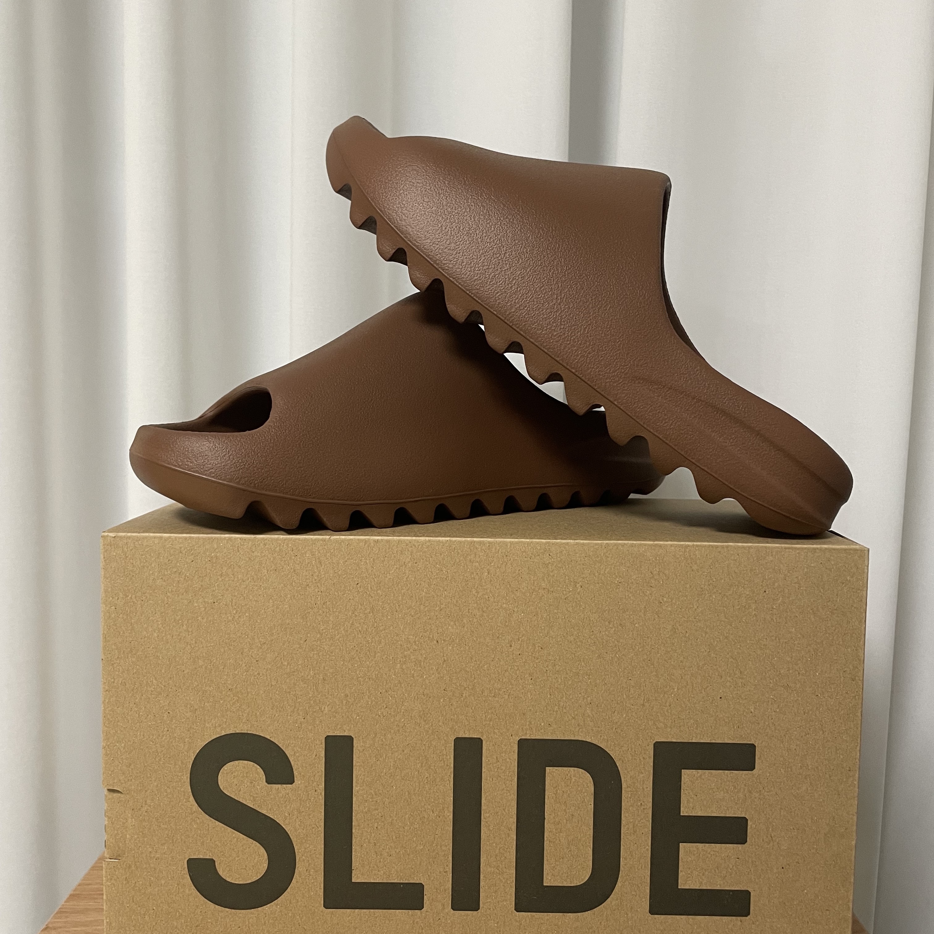 Adidas Yeezy Slide Flax 착용 스타일