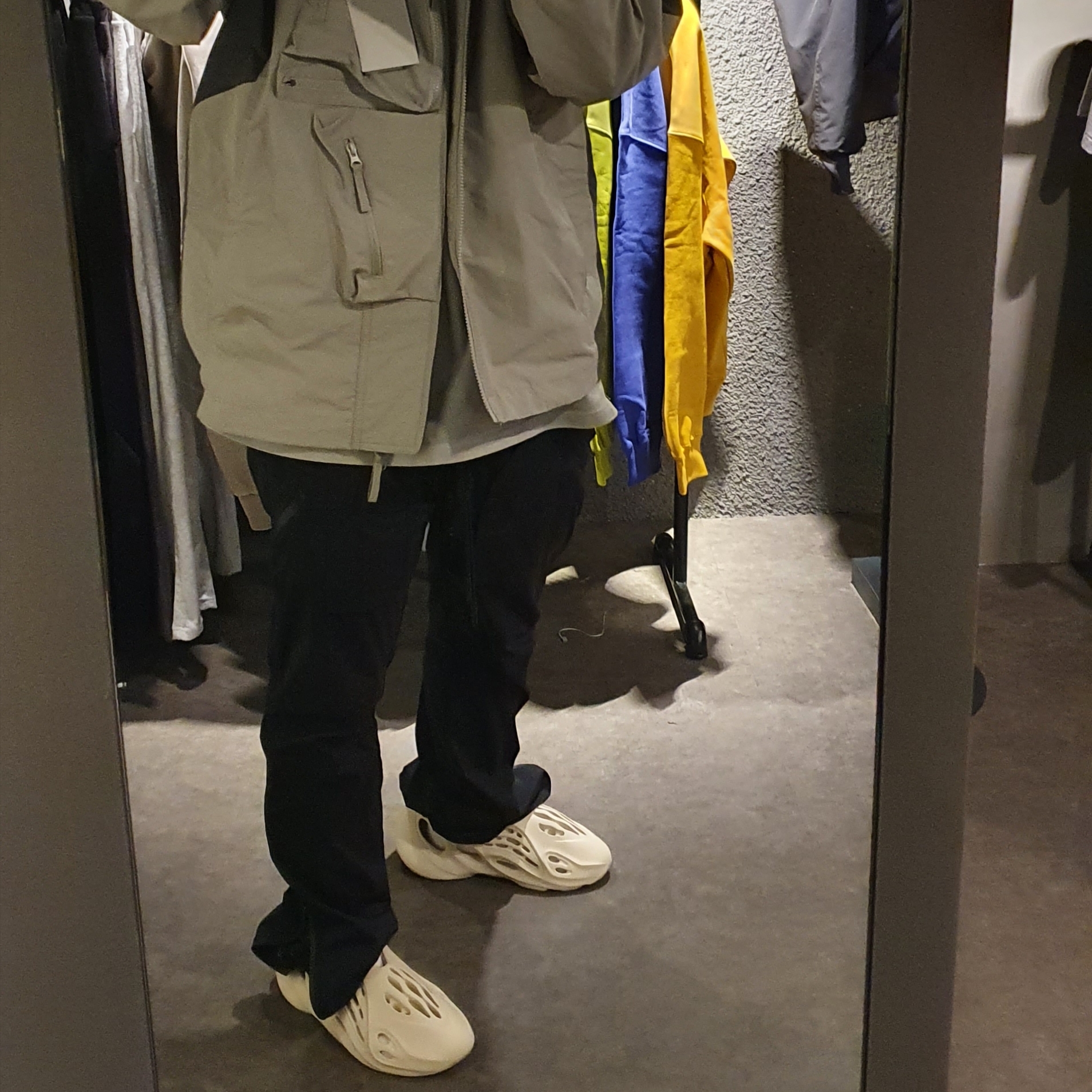 Undermycar Rikan Multi Pocket Casual Jacket London Fog - 21FW, Adidas Yeezy Foam RNNR Sand 착용 스타일