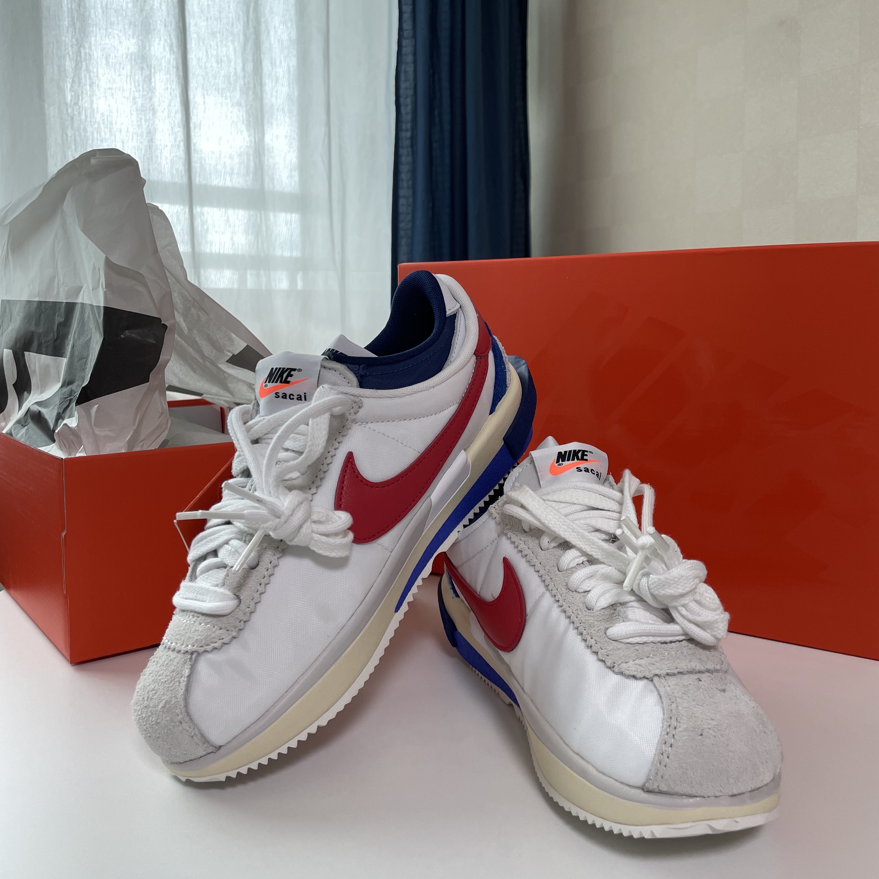 Nike x Sacai Zoom Cortez SP White and University Red 착용 스타일 - 2