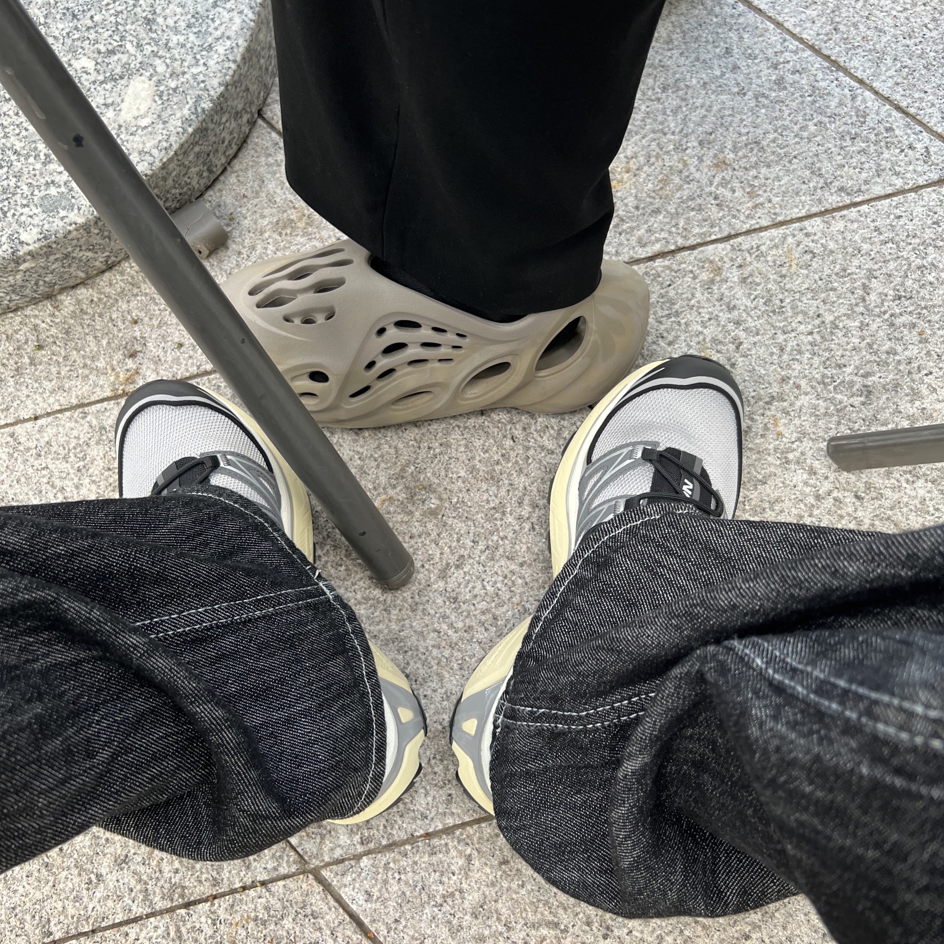 Salomon XT-6 Expanse Alloy Quiet Shade, Adidas Yeezy Foam RNNR Stone Sage 착용 스타일