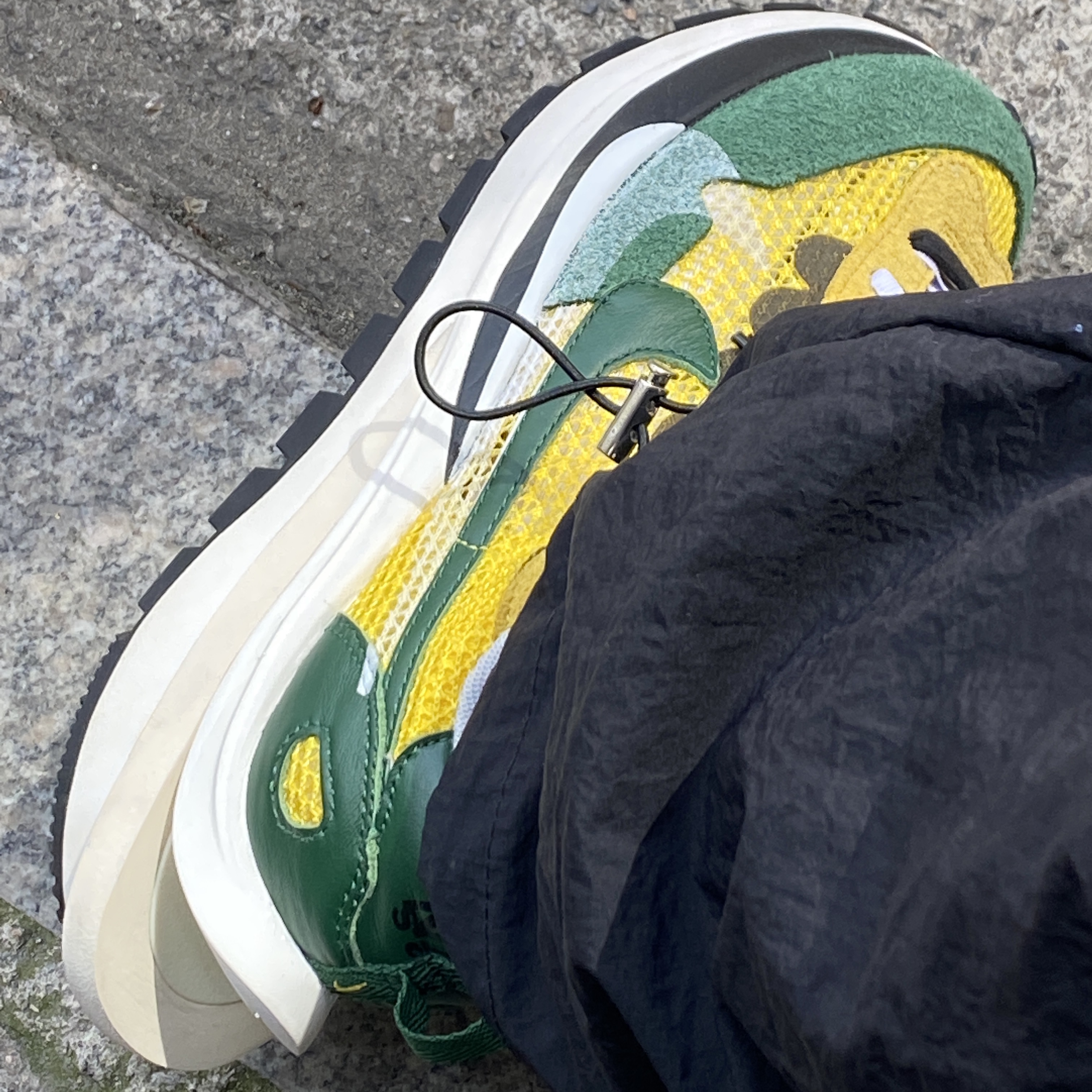 Nike x Sacai VaporWaffle Tour Yellow & Gorge Green Sail 착용 스타일