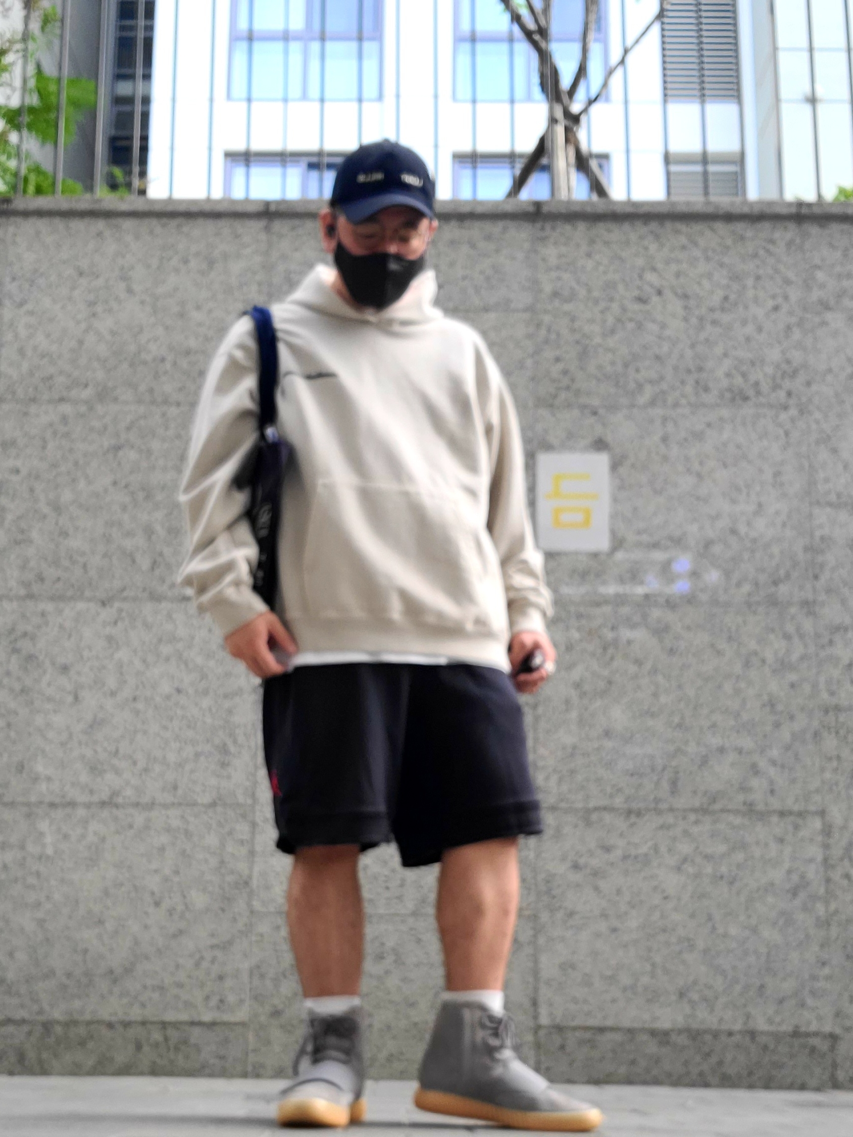 Adidas Yeezy Boost 750 Light Grey Glow In the Dark 착용 스타일 - 1