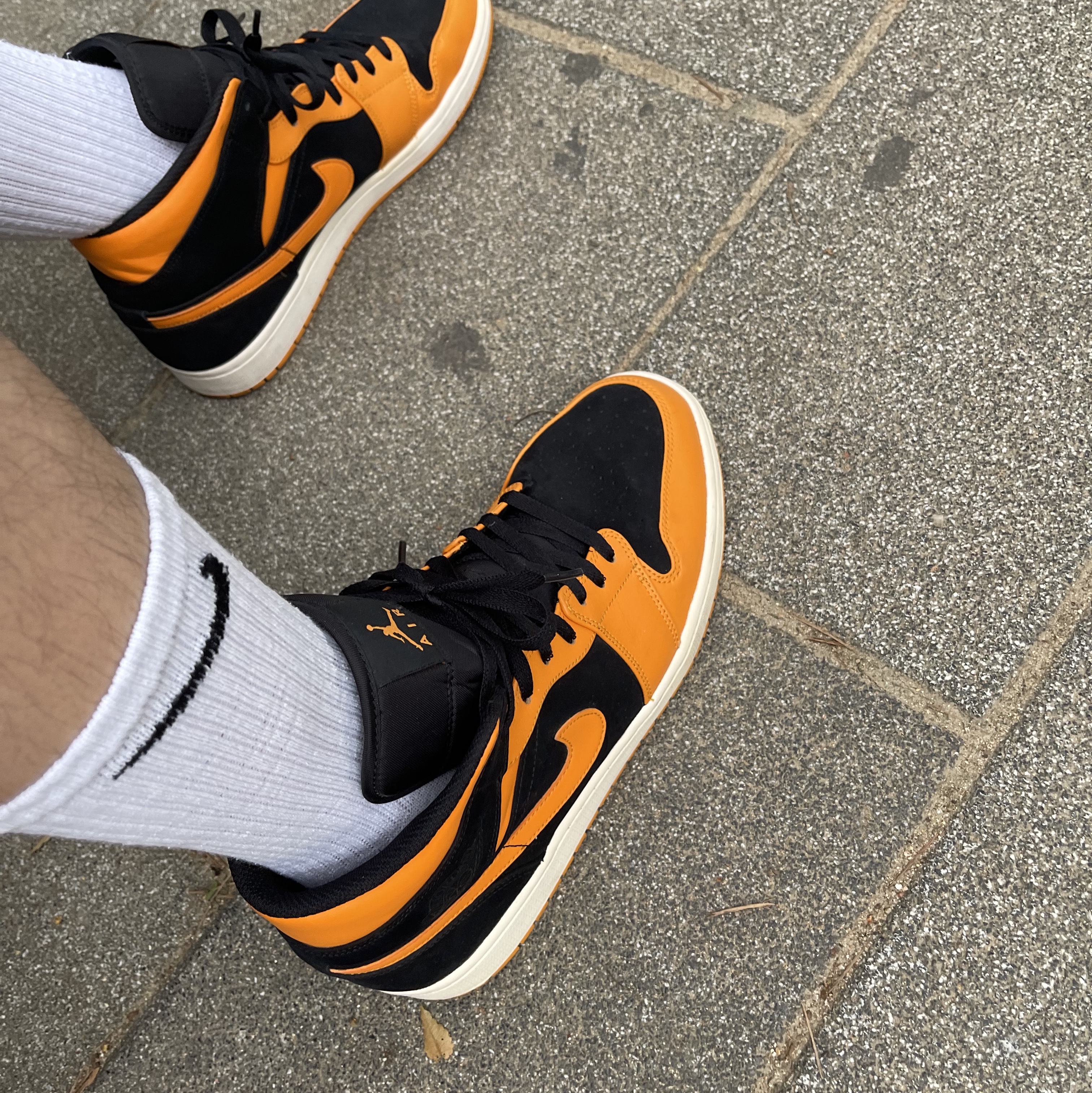 Jordan 1 Mid Black Orange Peel 착용 스타일 - 3