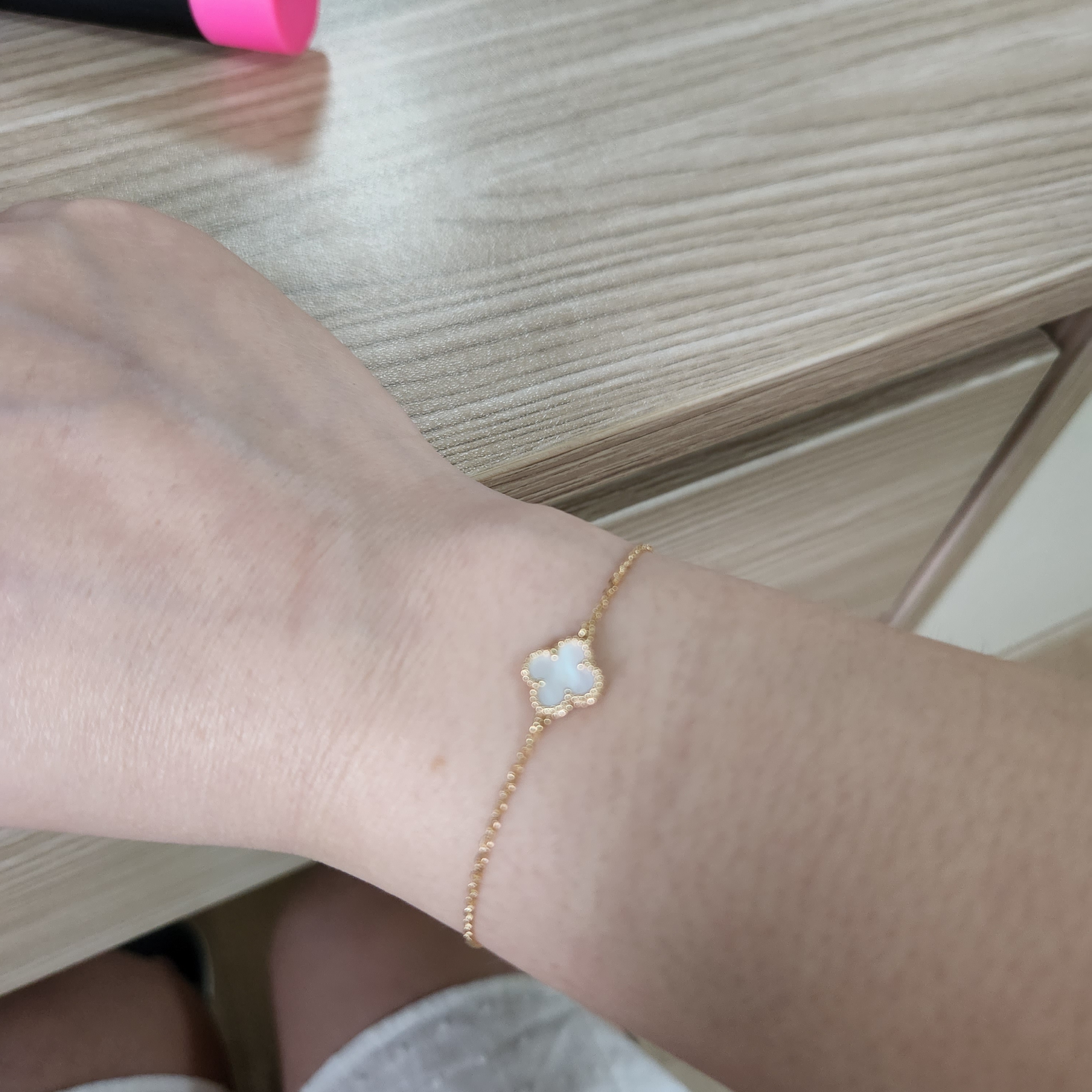 (W) Van Cleef & Arpels Sweet Alhambra Bracelet Yellow Gold Mother of Pearl 착용 스타일