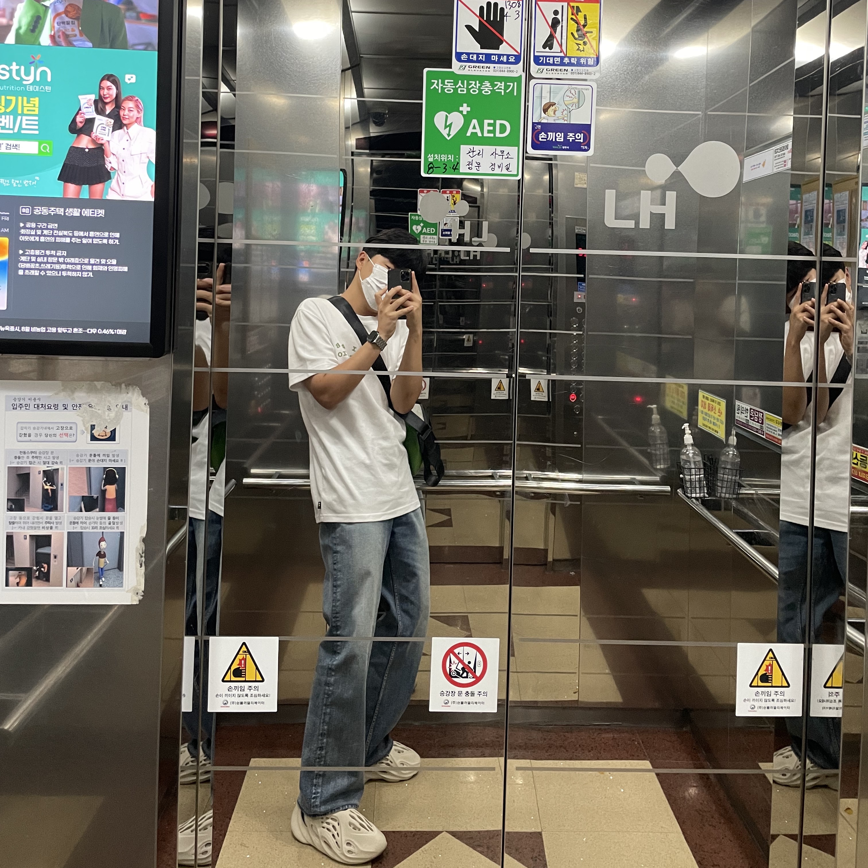 Adidas Yeezy Foam RNNR Sand, Apple Watch Nike SE 44mm GPS Space Gray Aluminum Case with Nike Sport Band Anthracite Black (Korean Ver.) 착용 스타일