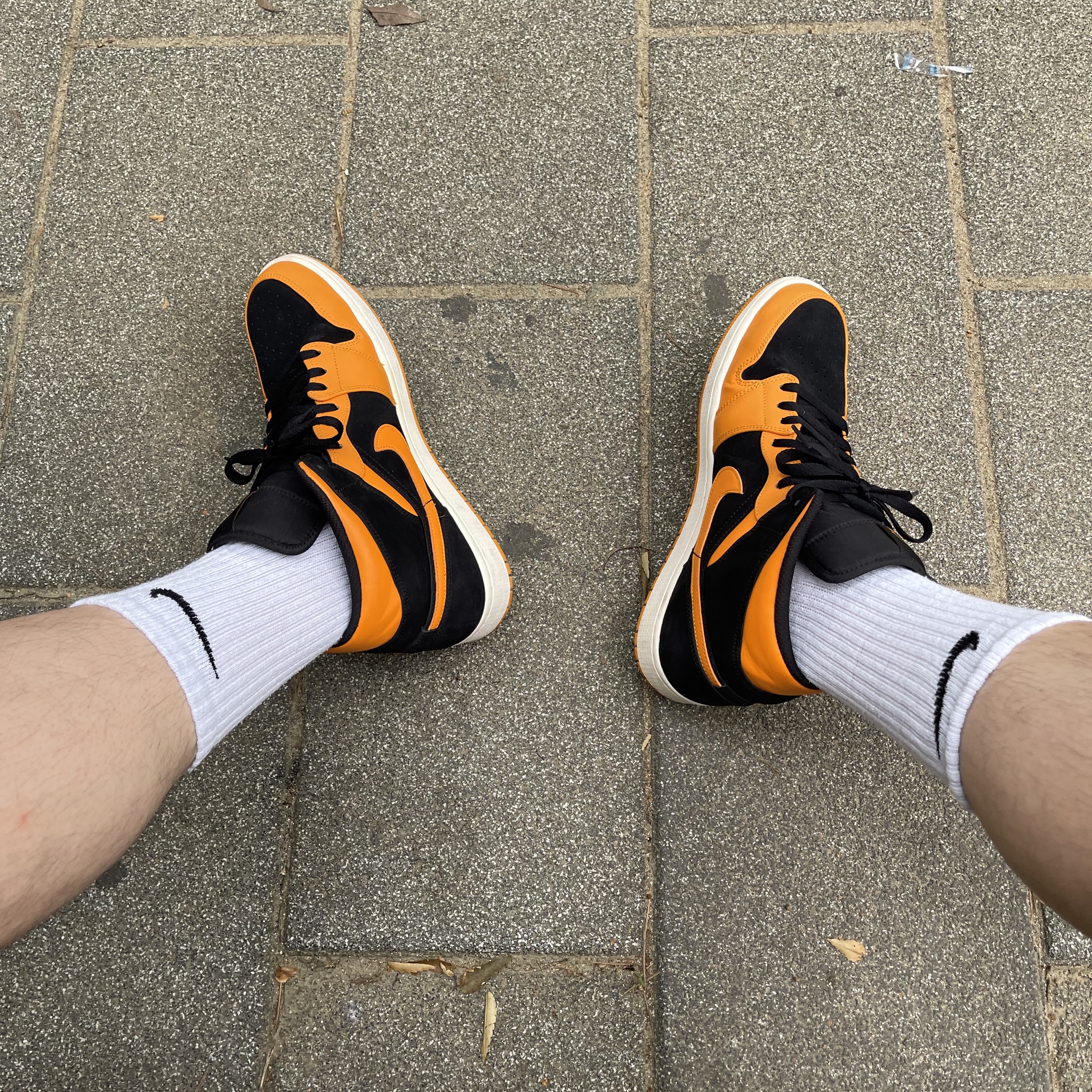 Jordan 1 Mid Black Orange Peel 착용 스타일 - 2