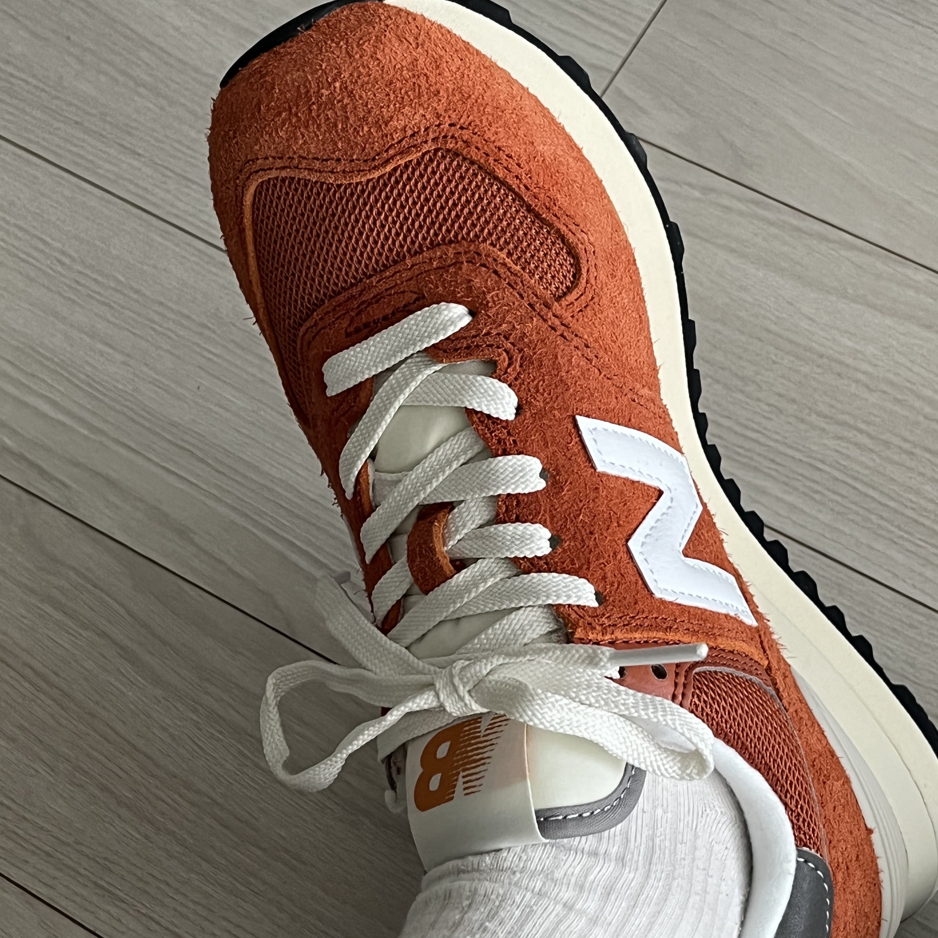 New Balance 574 Heritage Orange Burst White 착용 스타일 - 3