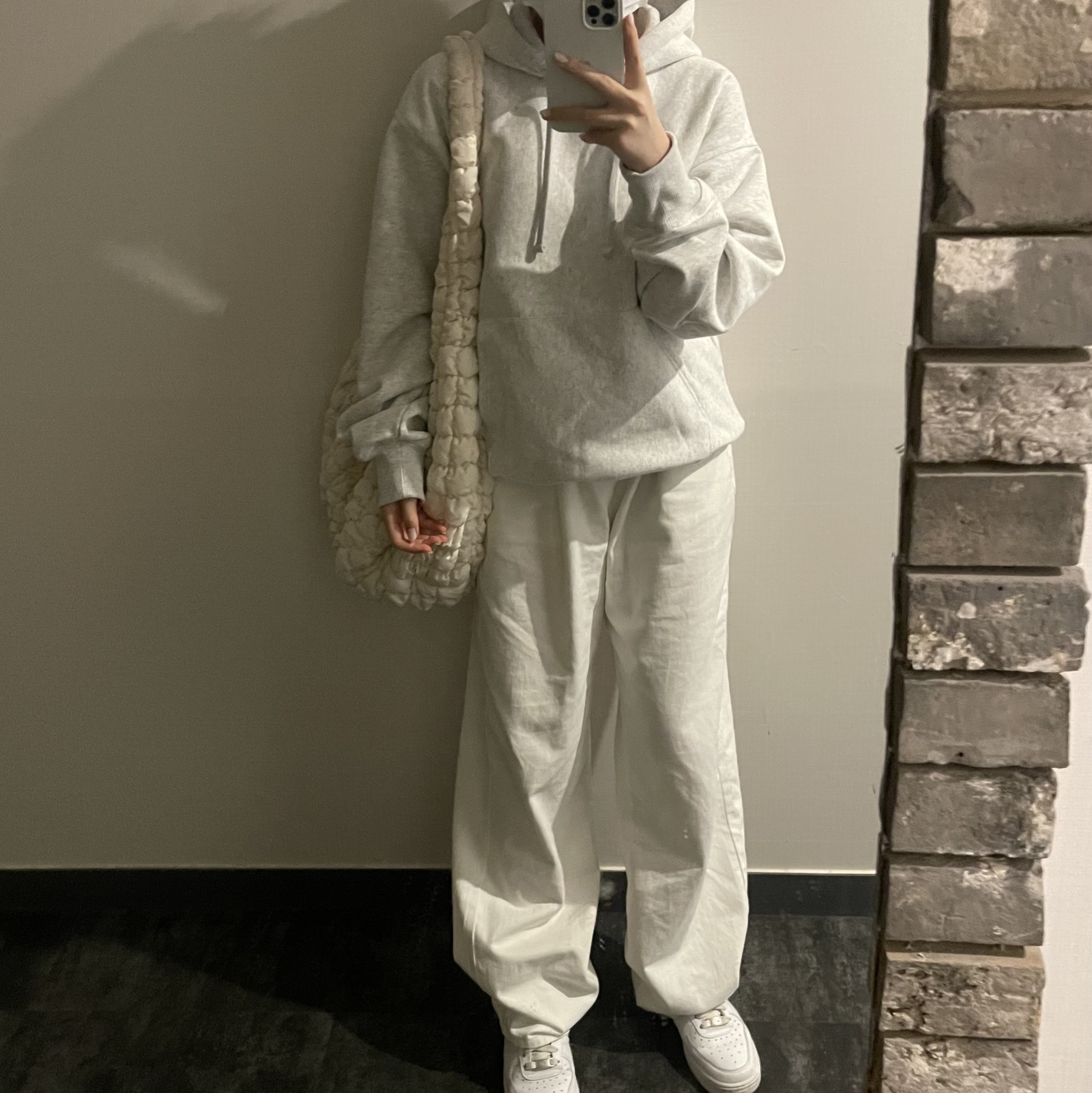 COS Quilted Oversized Shoulder Bag Off White Light Beige, Stussy Back Applique Hoodie Black 착용 스타일 - 1