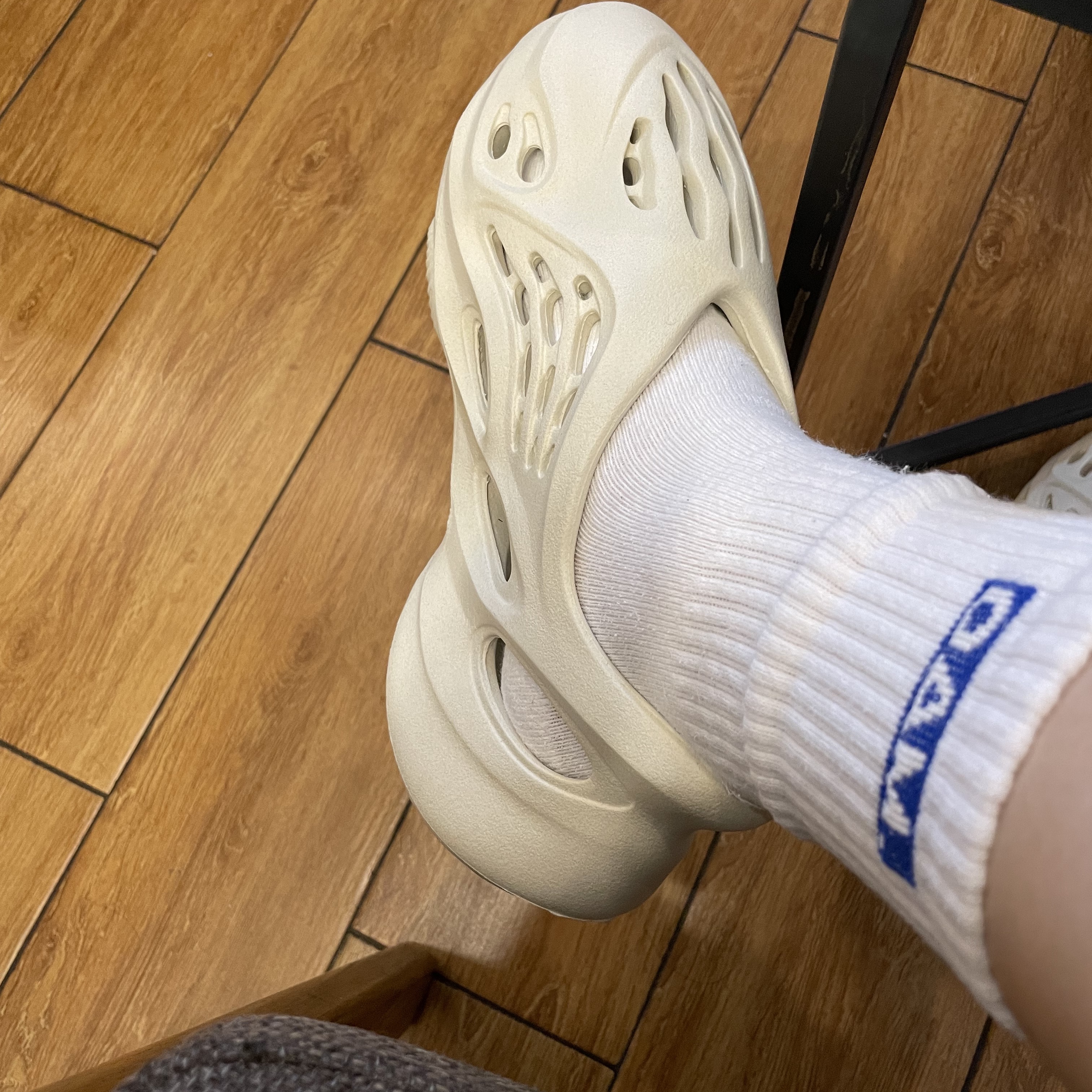 Adidas Yeezy Foam RNNR Sand 착용 스타일 - 2