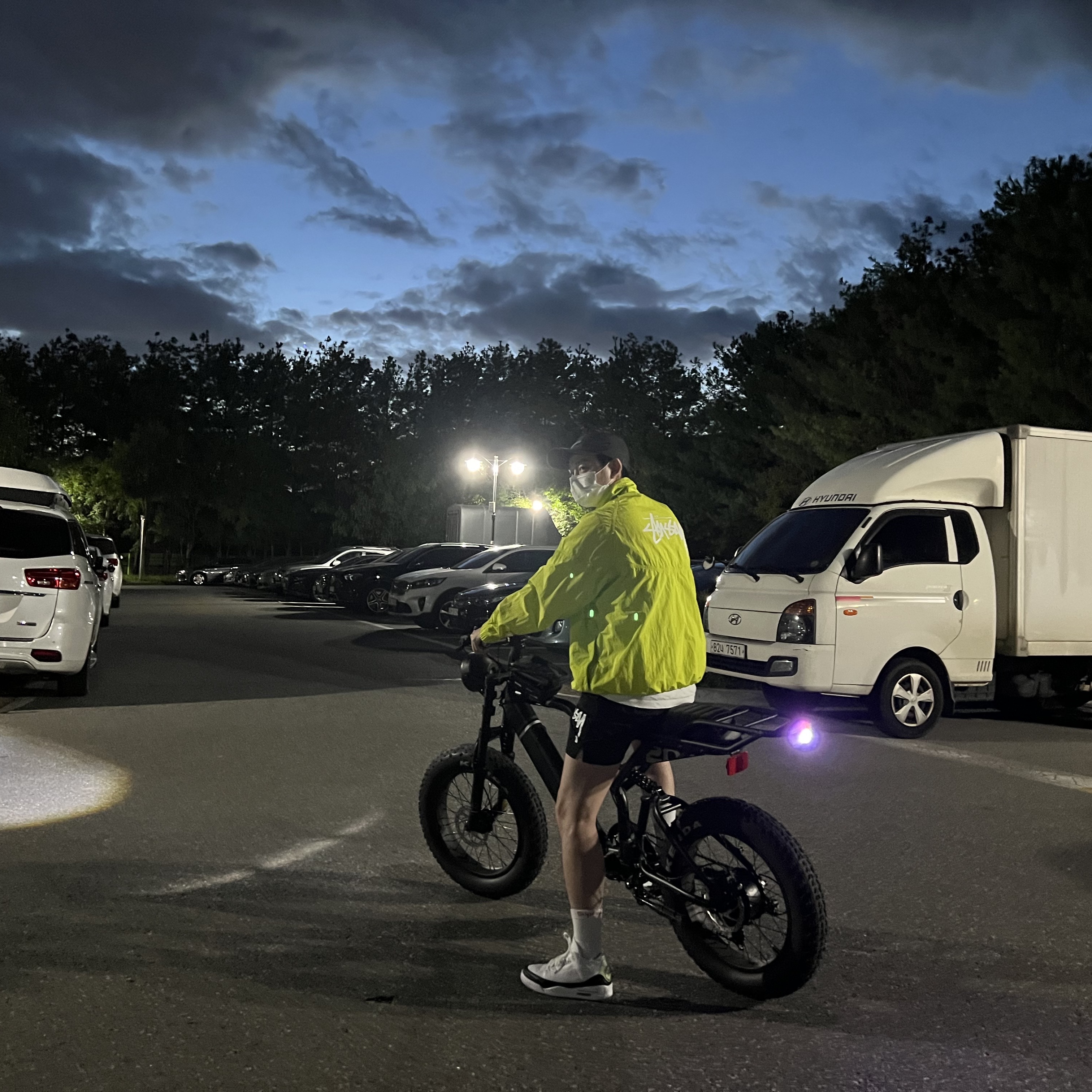 Nike x Stussy Water Shorts Off Noir, Nike x Stussy Windrunner Jacket Bright Cactus 착용 스타일 - 2