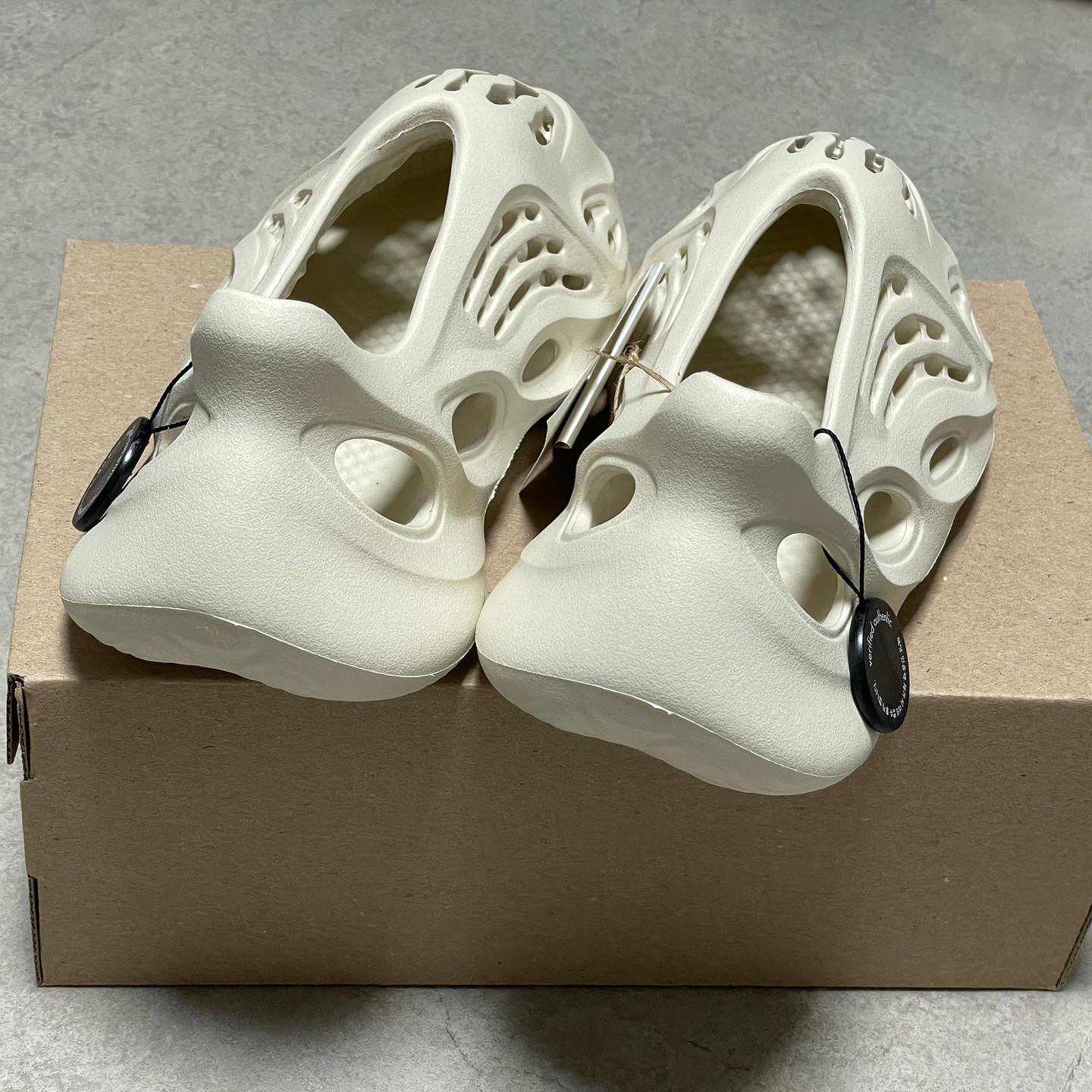 Adidas Yeezy Foam RNNR Sand 착용 스타일 - 3